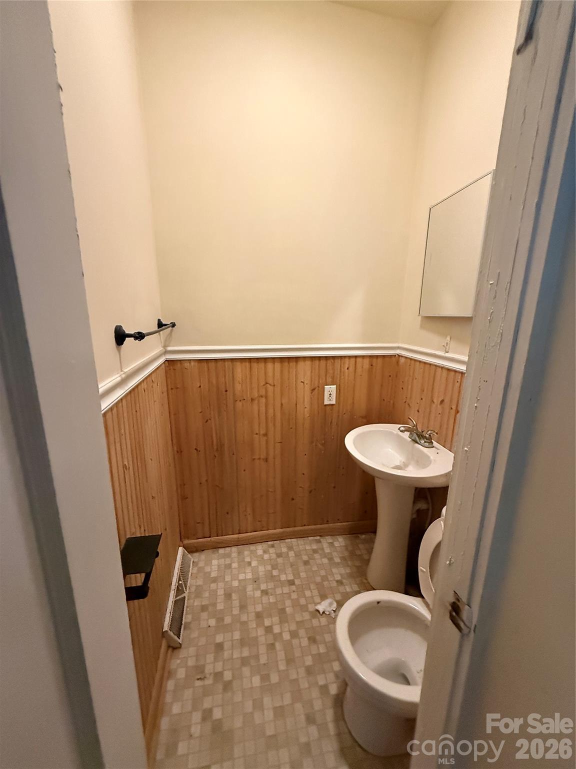 261 W Iredell Avenue Property Photo 24