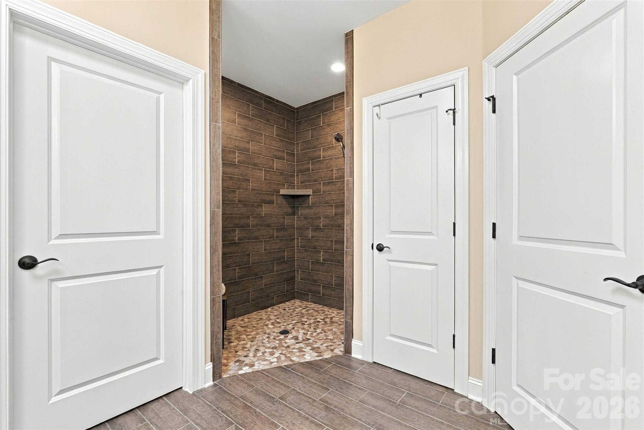 2213 Lincolnshire Lane Property Photo 16