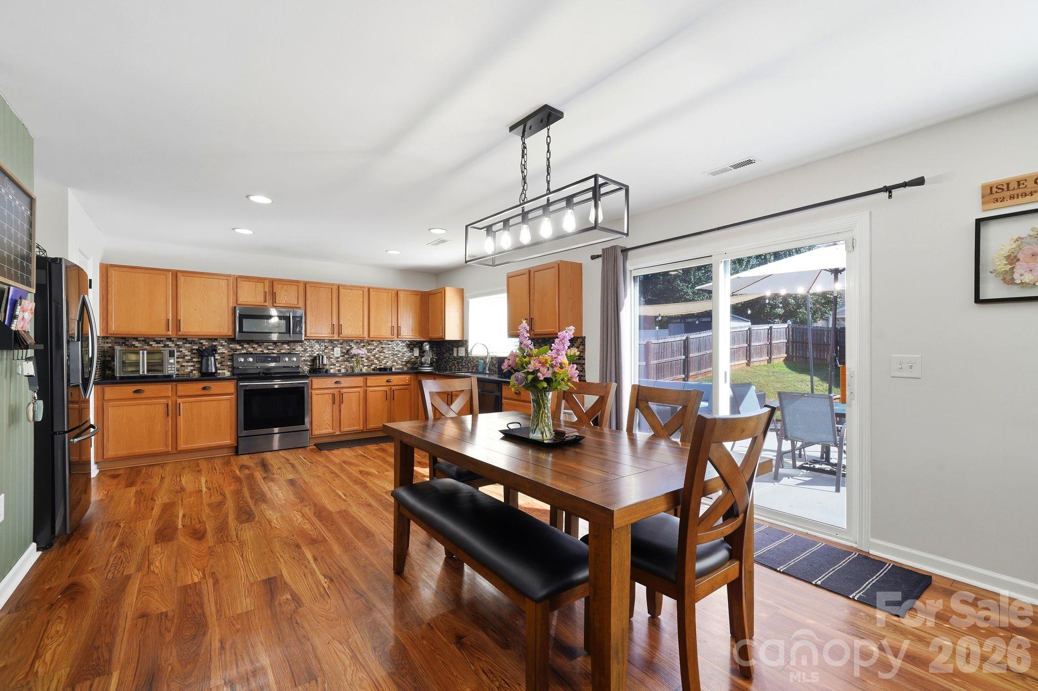 2729 Markham Woods Court Property Photo 8
