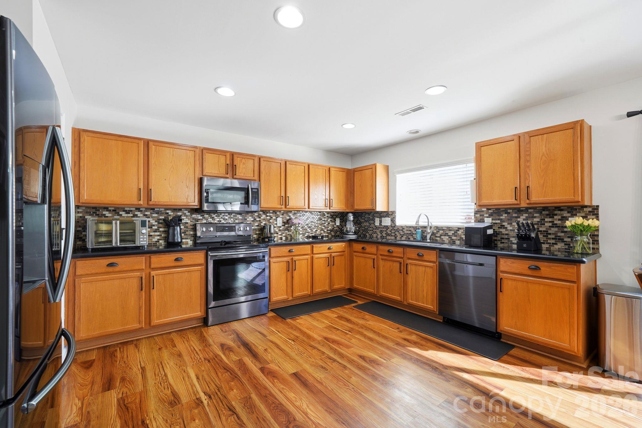 2729 Markham Woods Court Property Photo 9