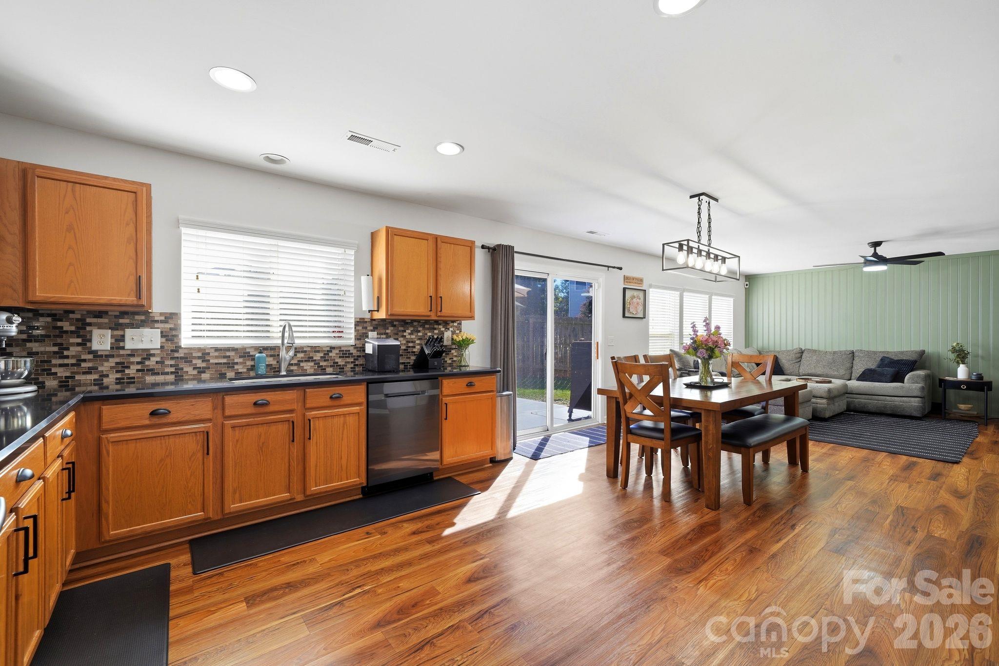2729 Markham Woods Court Property Photo 11