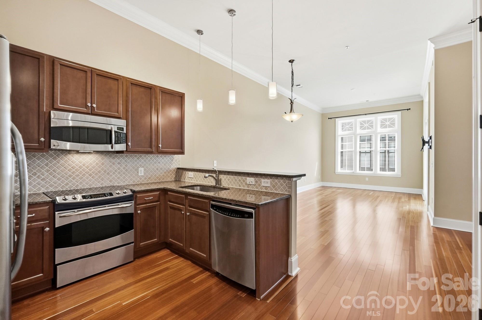 2810 Selwyn Avenue 428