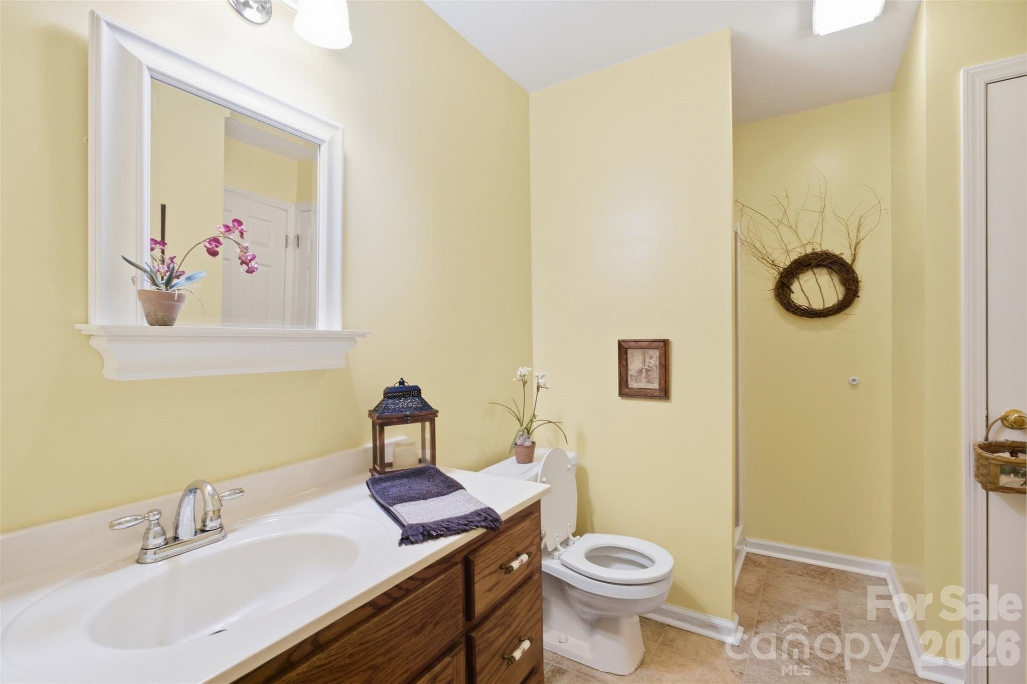 625 Davie Avenue Property Photo 6