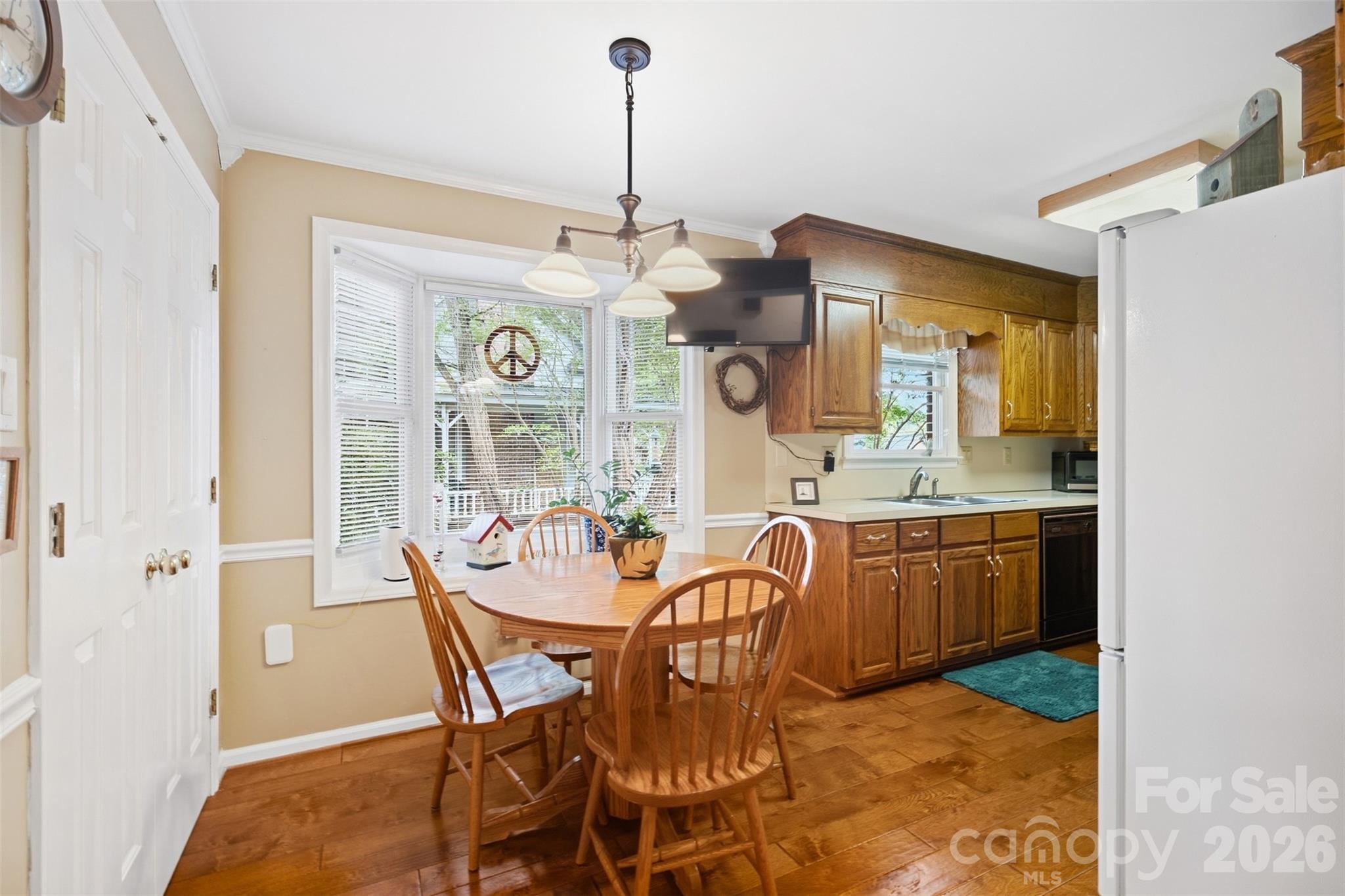 625 Davie Avenue Property Photo 8