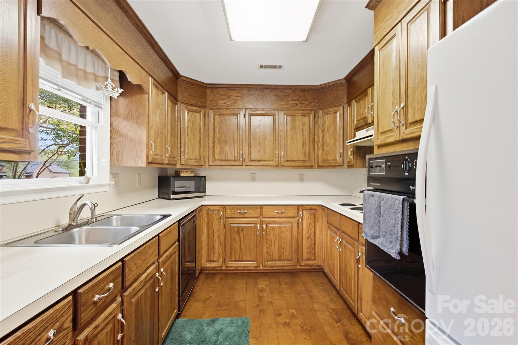625 Davie Avenue Property Photo 9