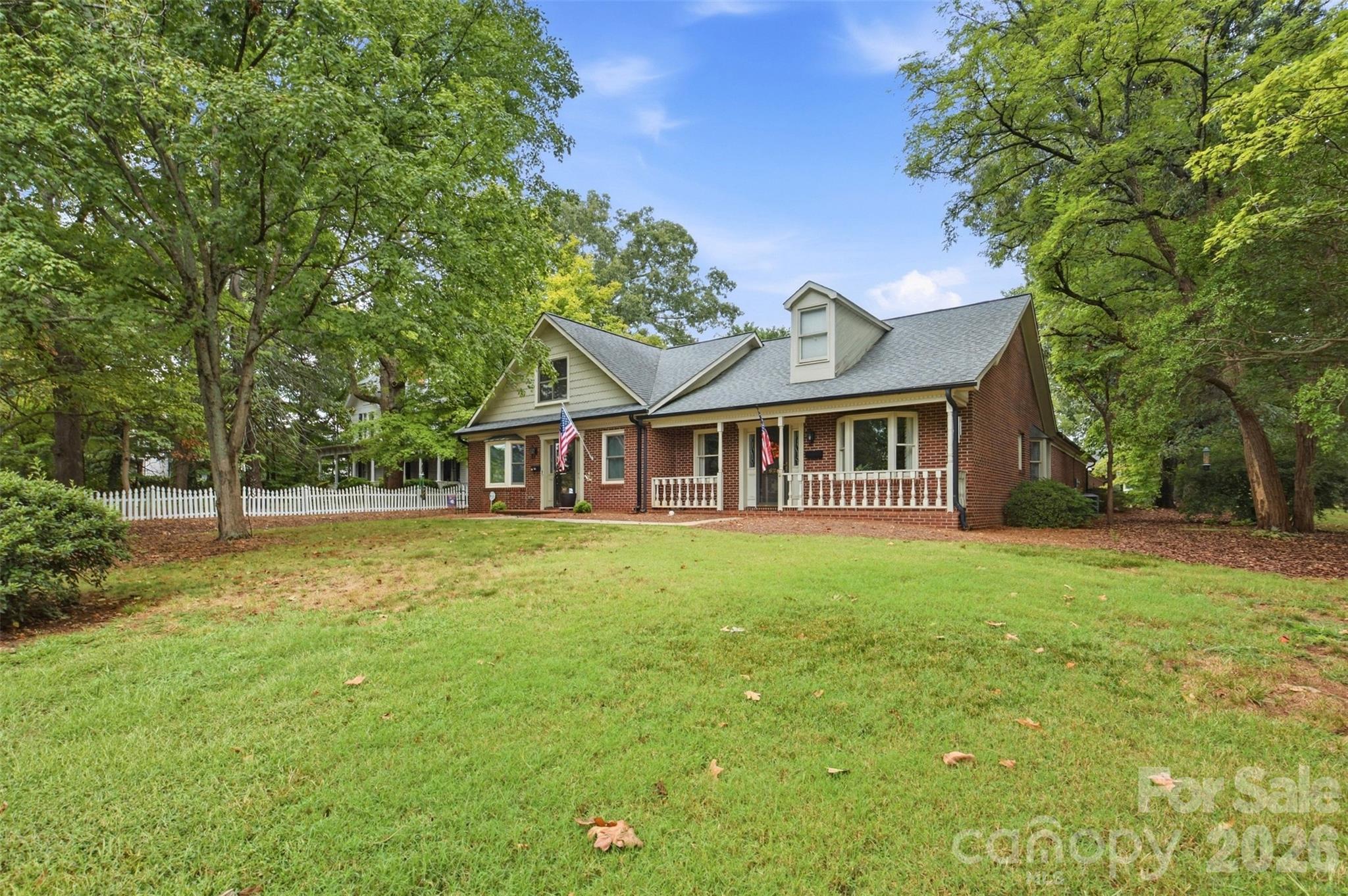 625 Davie Avenue Property Photo 16
