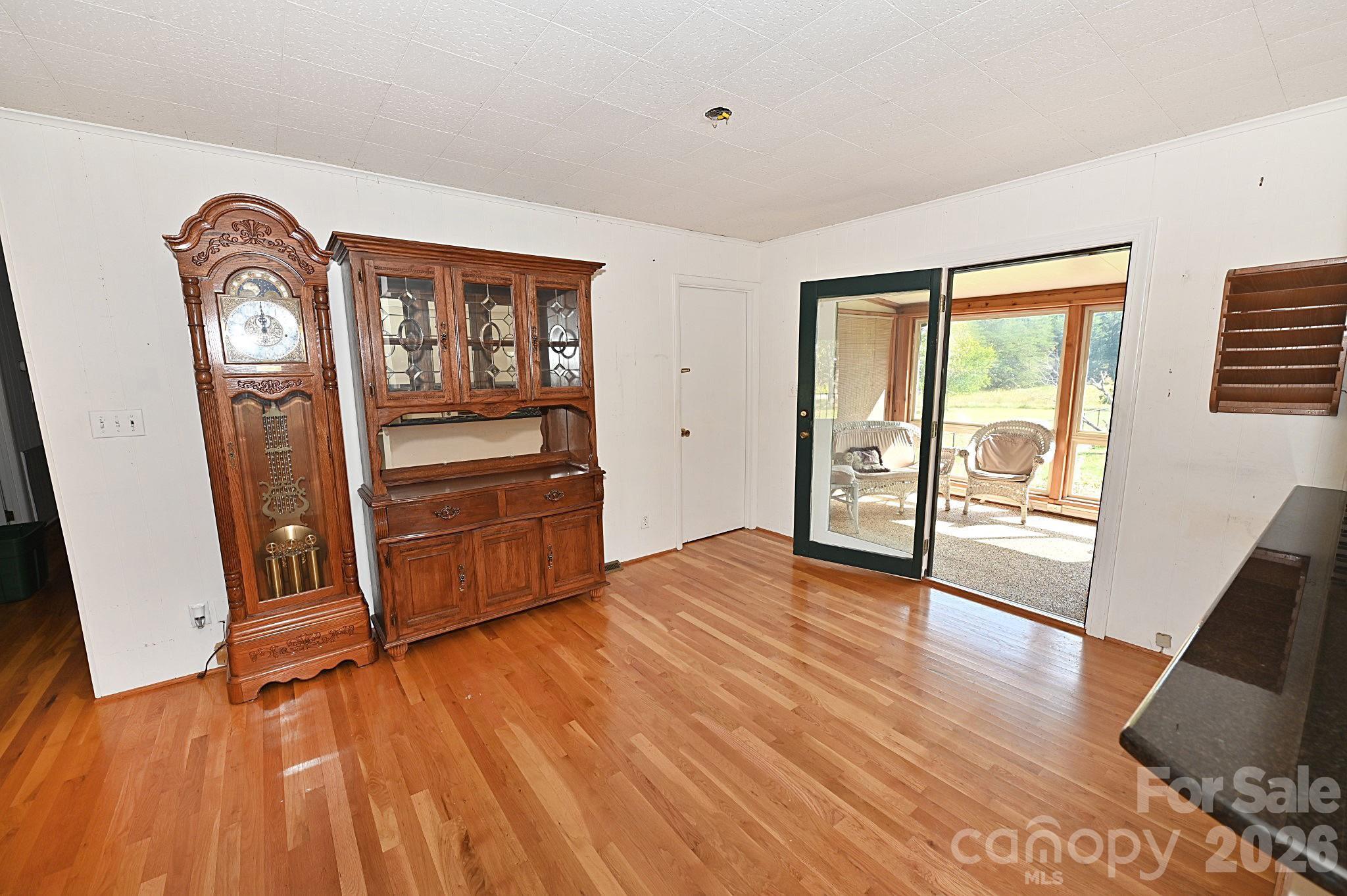 7320 Old Laurel Road Property Photo 9