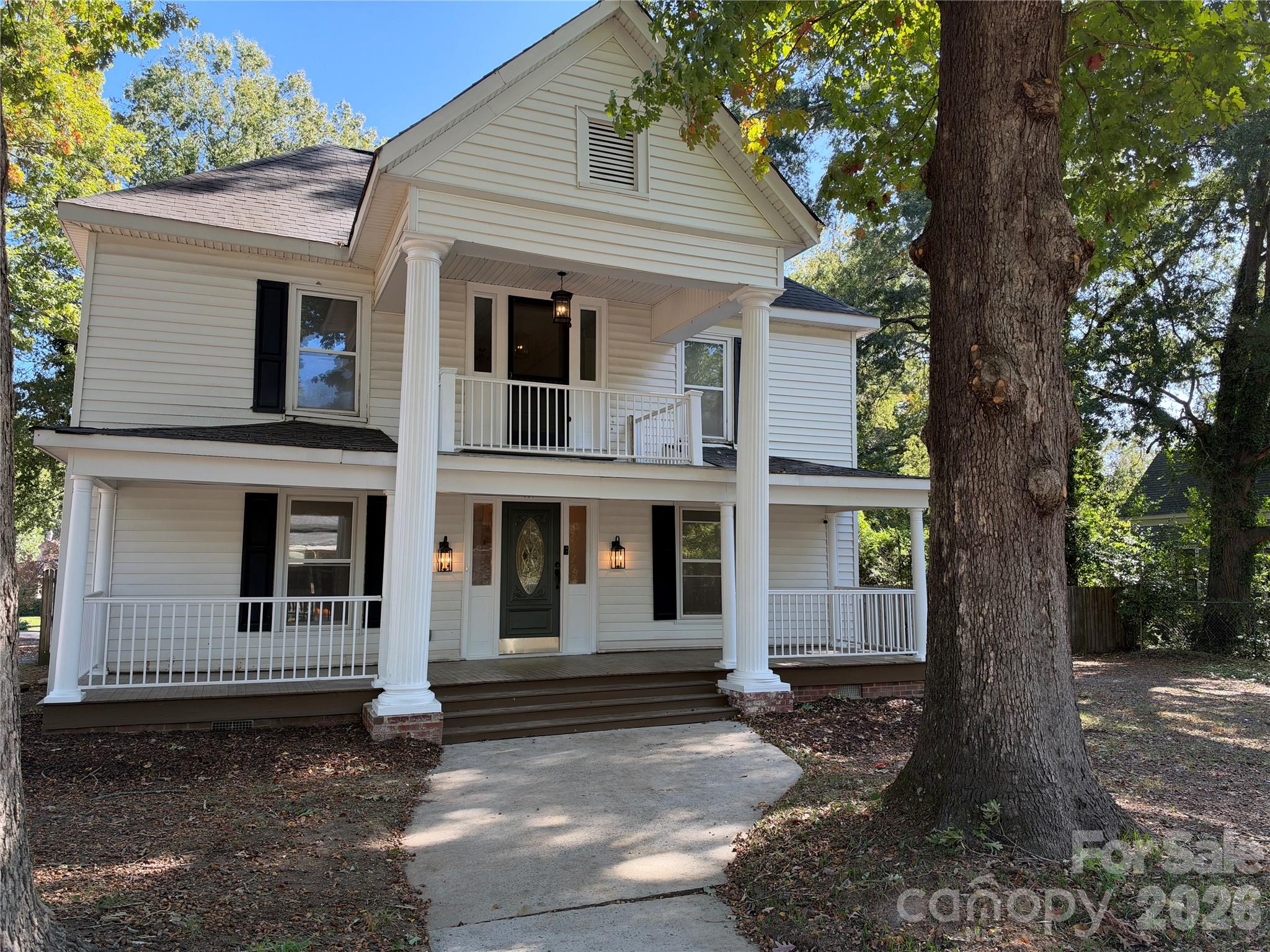 401 S College Street Property Photo 1