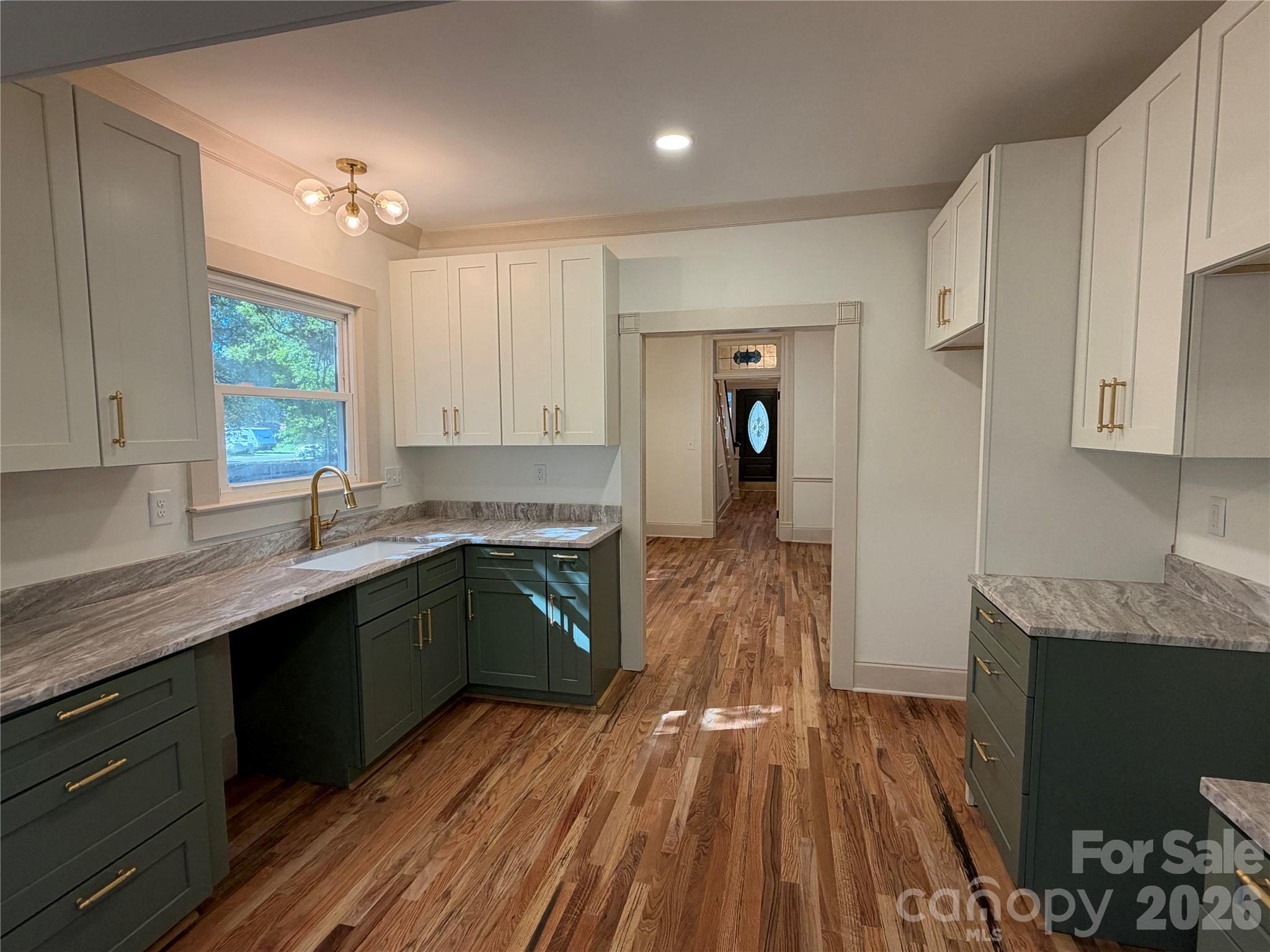 401 S College Street Property Photo 3