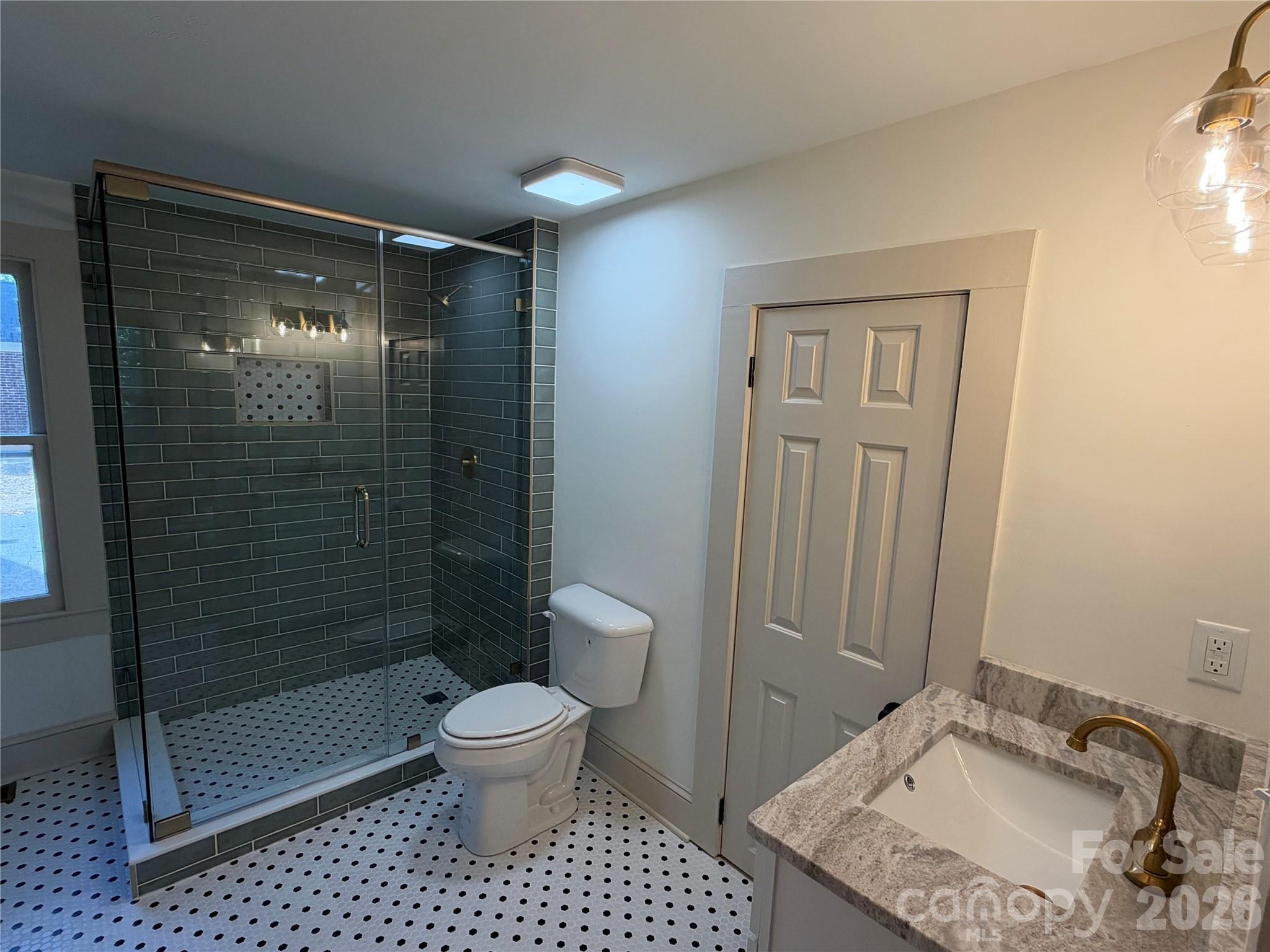 401 S College Street Property Photo 6