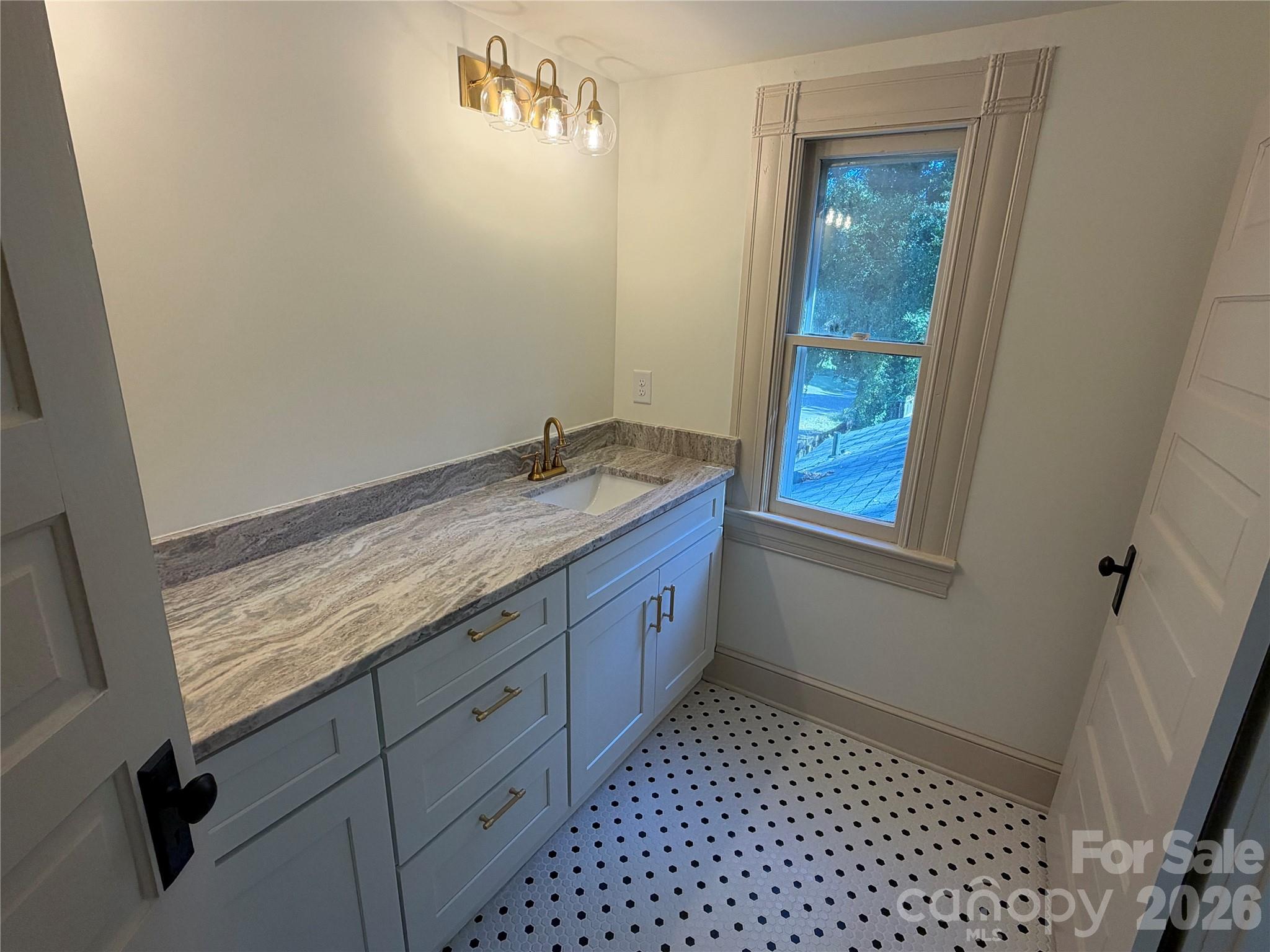 401 S College Street Property Photo 11
