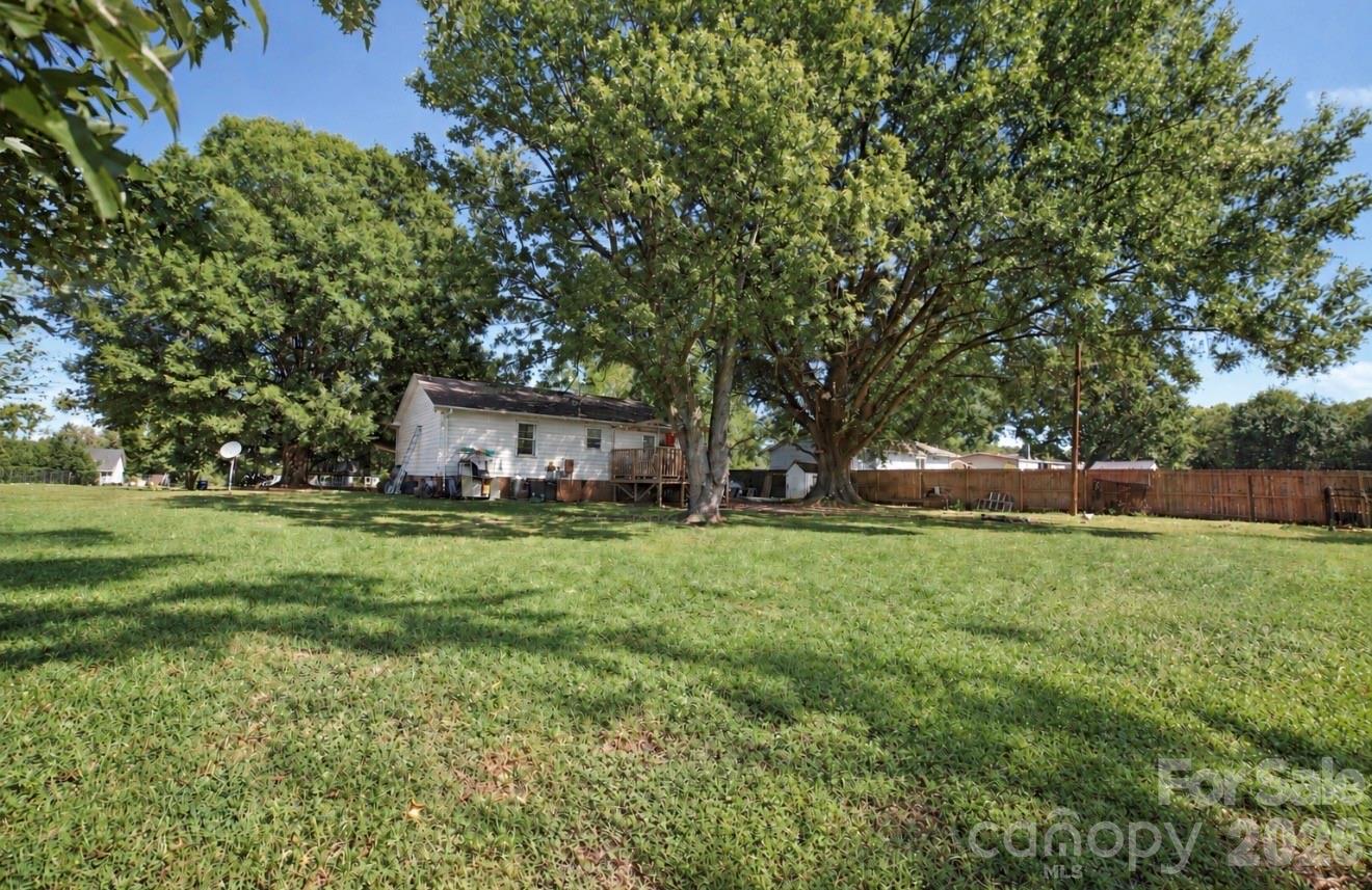 712 Edgehill Drive Property Photo 2