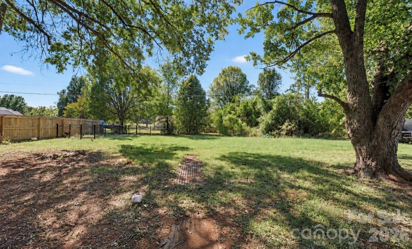 712 Edgehill Drive Property Photo 3