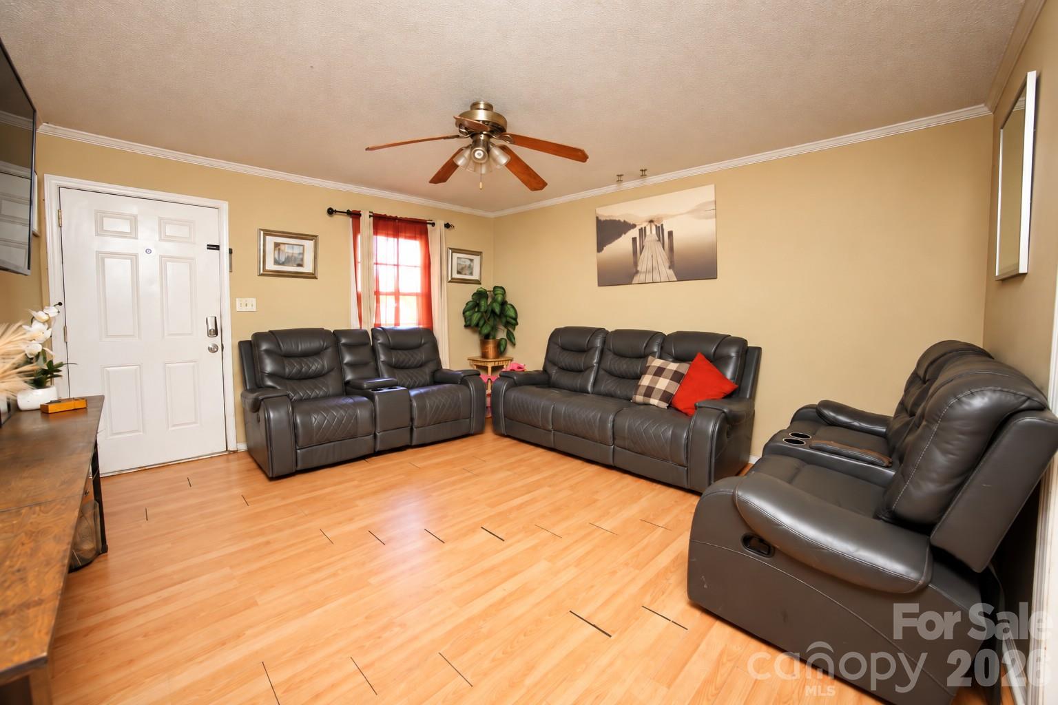 712 Edgehill Drive Property Photo 4