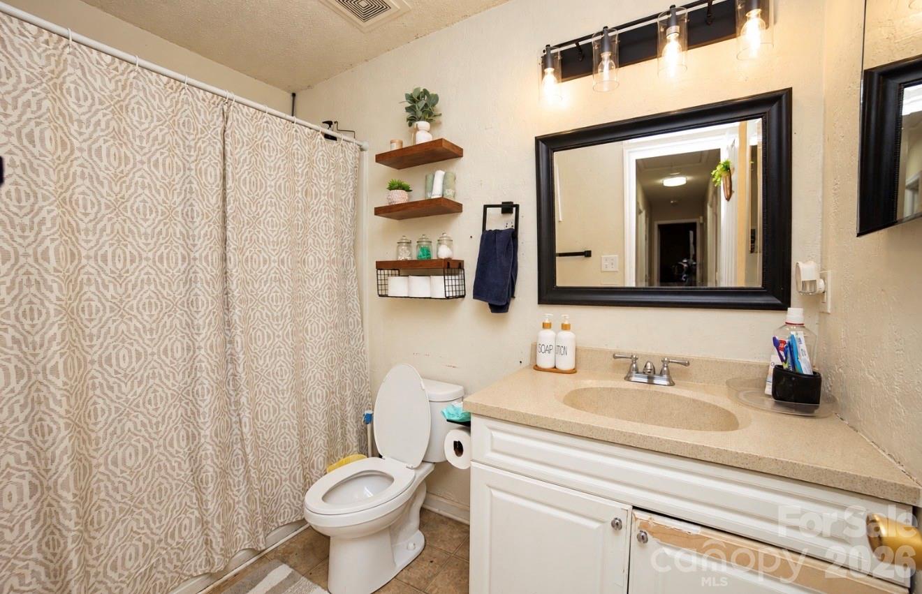 712 Edgehill Drive Property Photo 11
