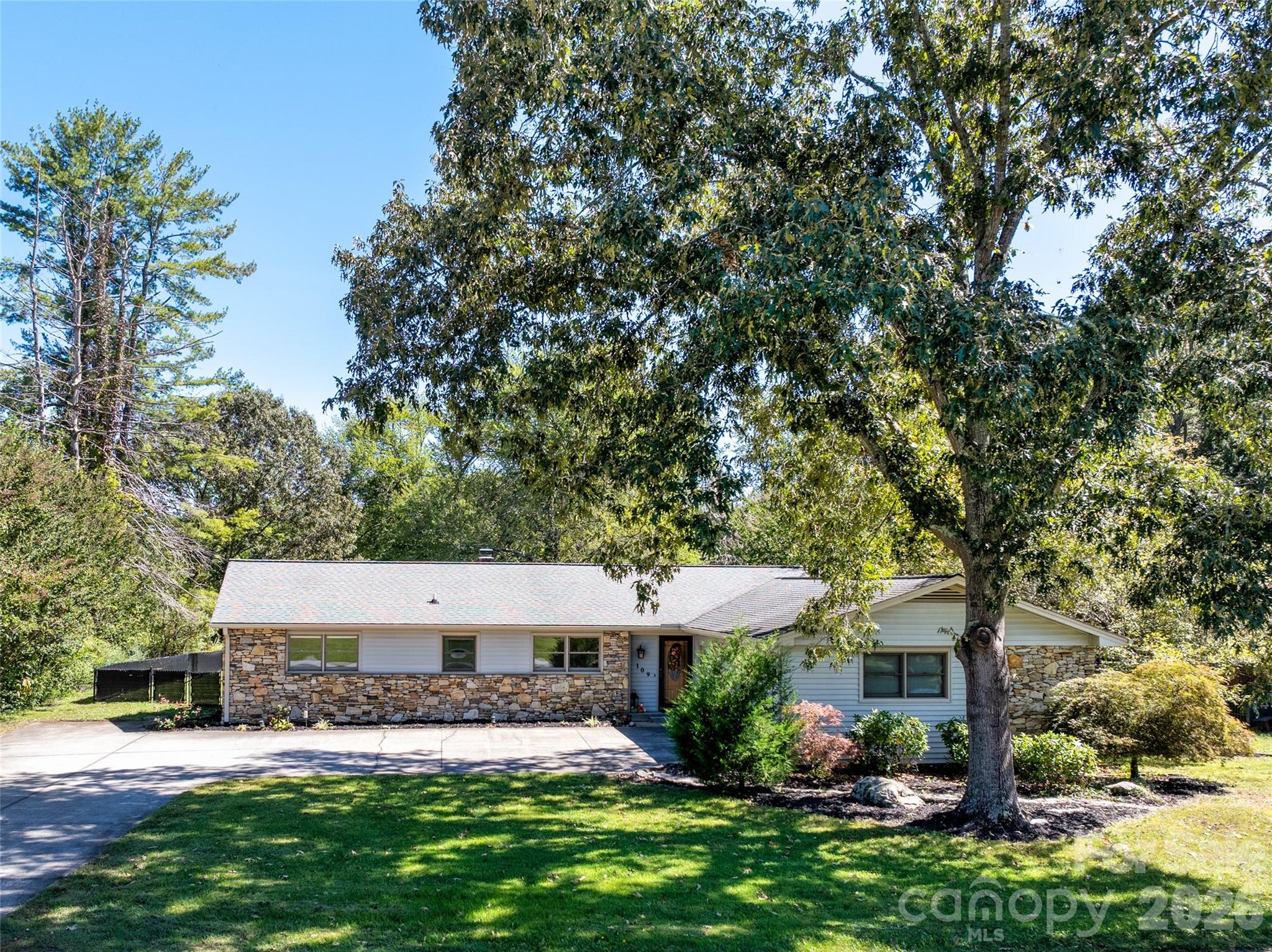 109 N Greenwood Forest Drive Property Photo 1