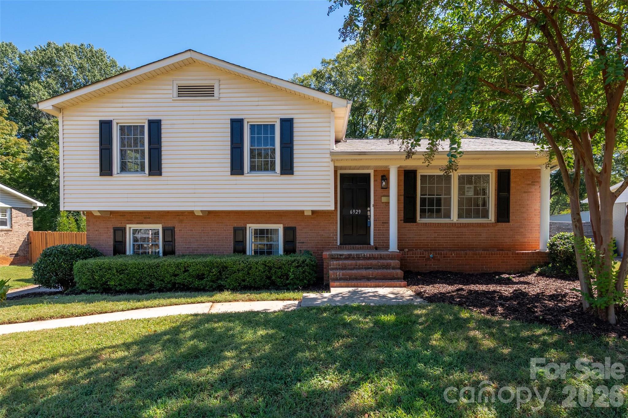 6929 Thorncliff Drive Property Photo 1
