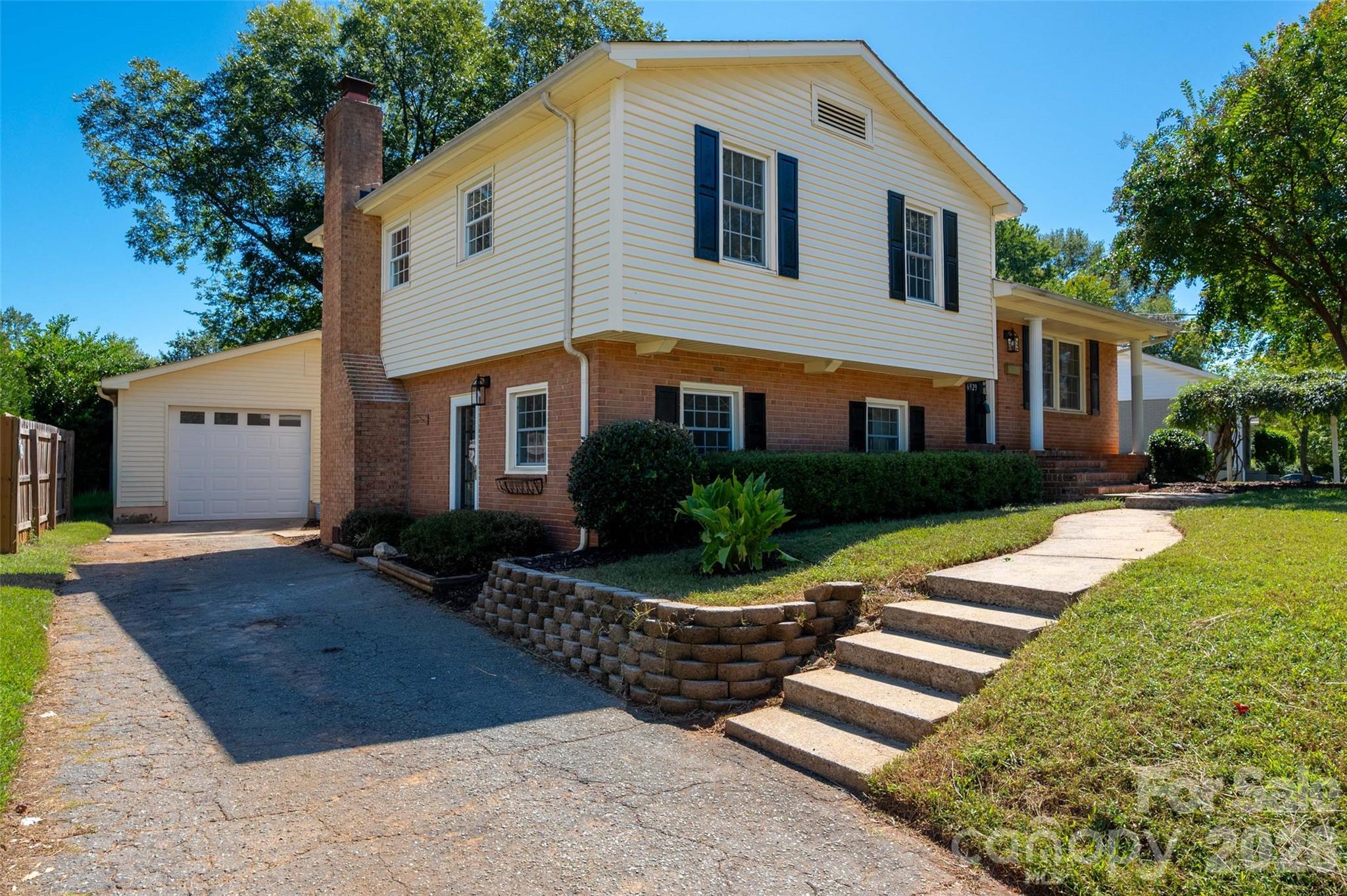 6929 Thorncliff Drive Property Photo 2