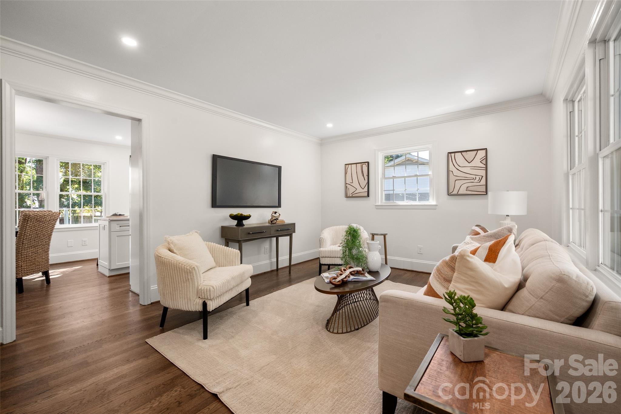 6929 Thorncliff Drive Property Photo 3