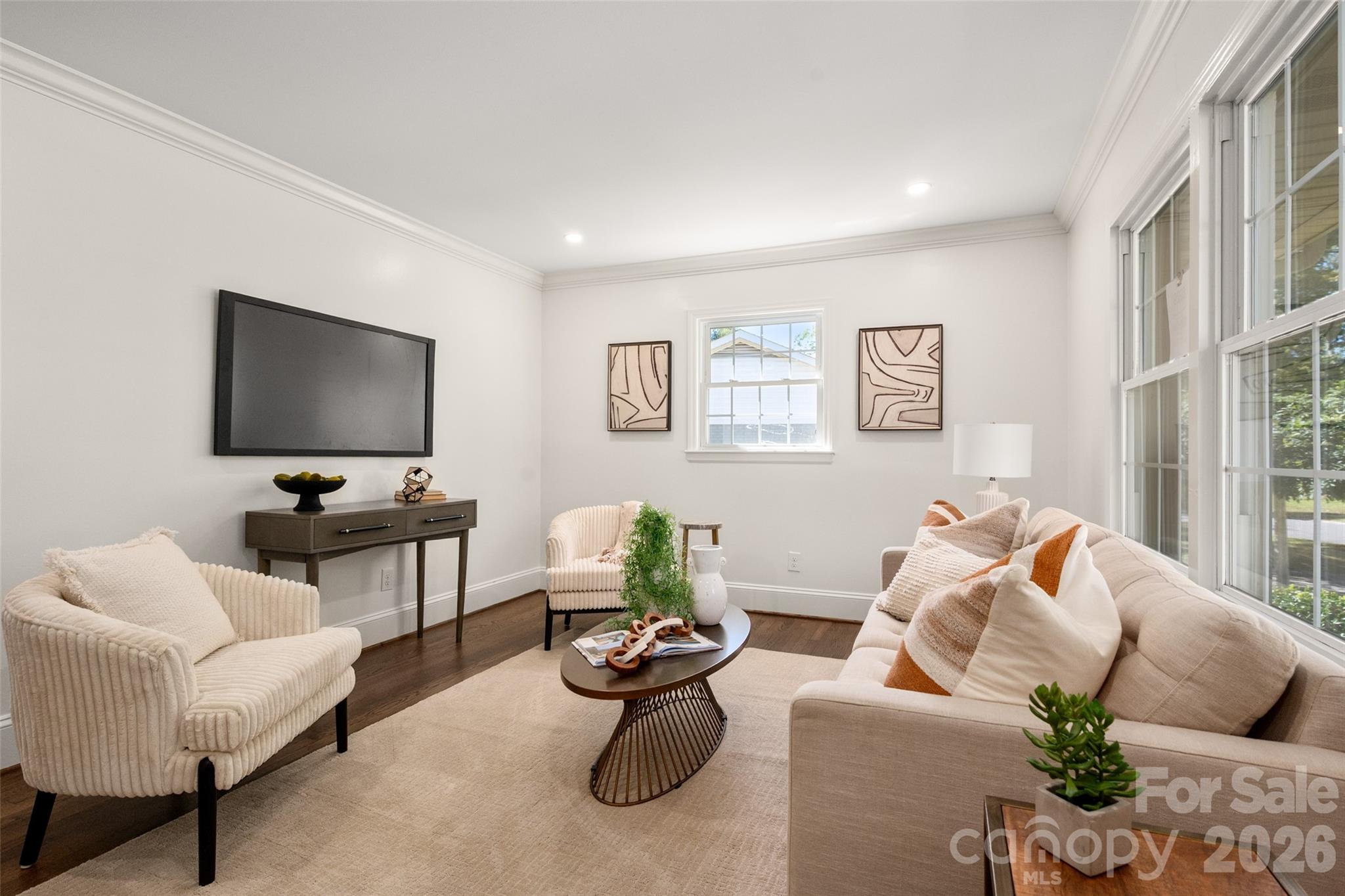 6929 Thorncliff Drive Property Photo 4