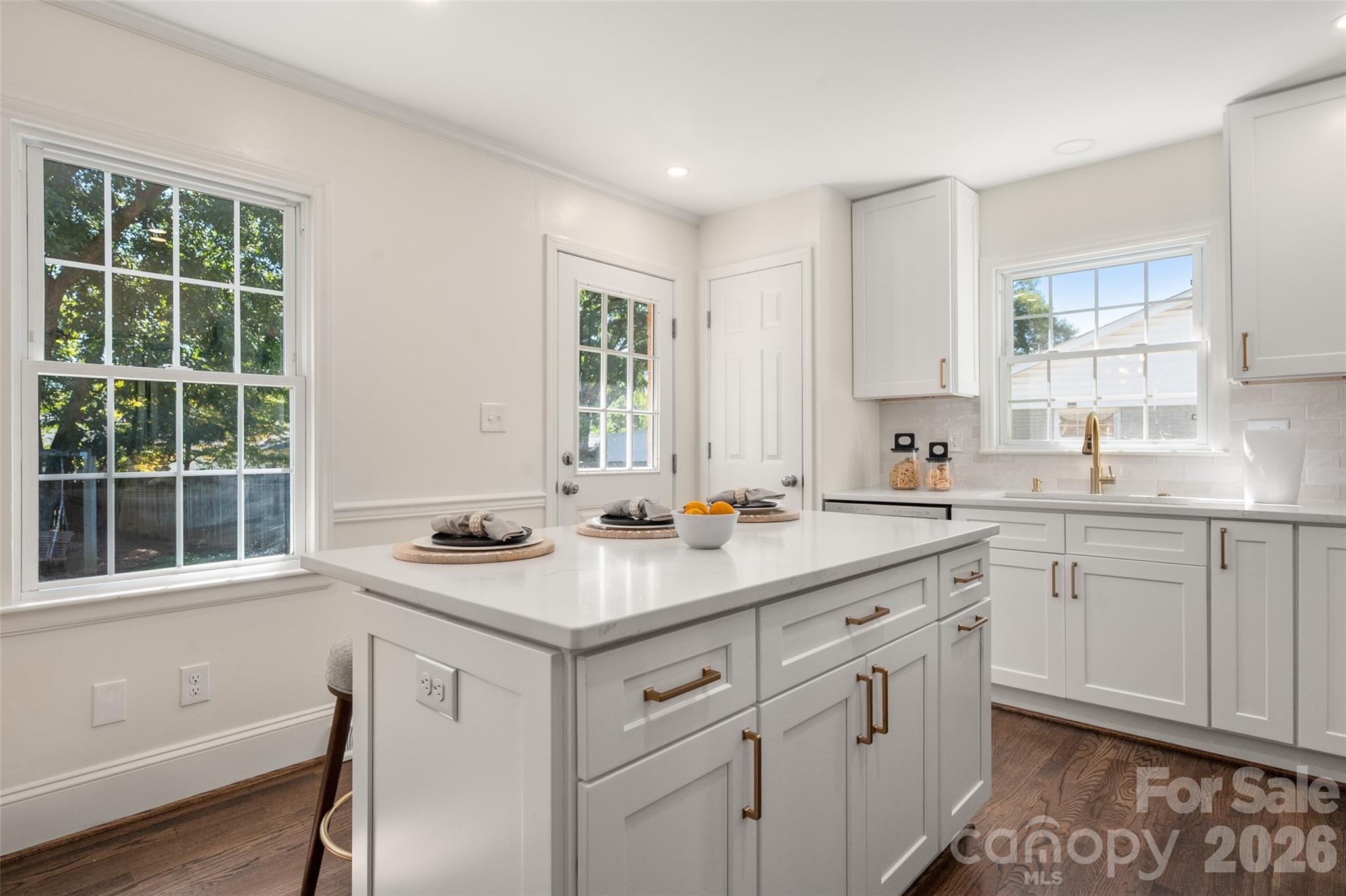 6929 Thorncliff Drive Property Photo 10