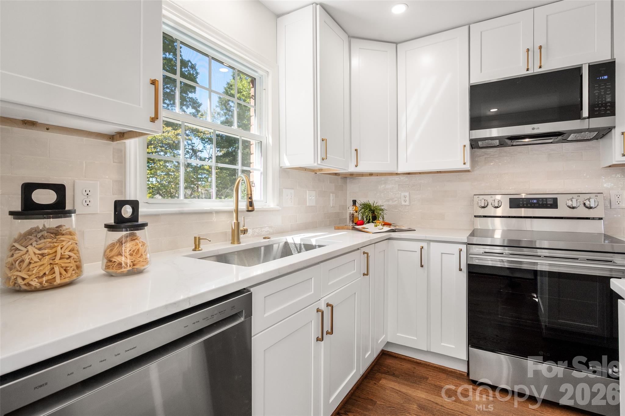 6929 Thorncliff Drive Property Photo 12