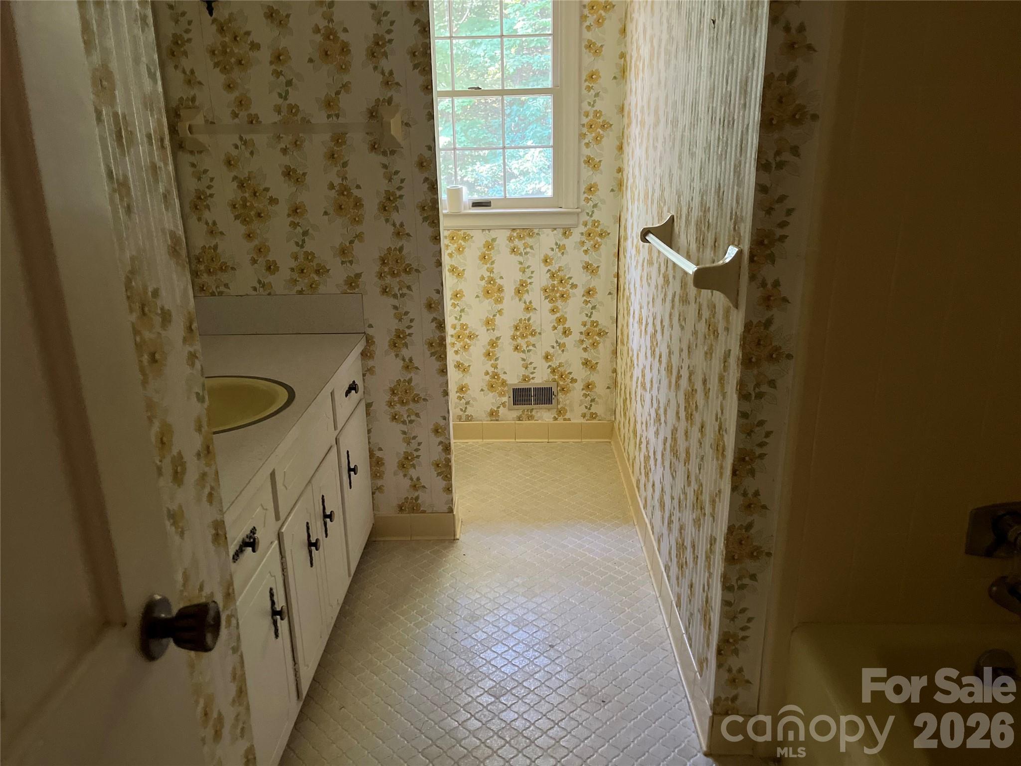 8310 County Downs Lane Property Photo 4