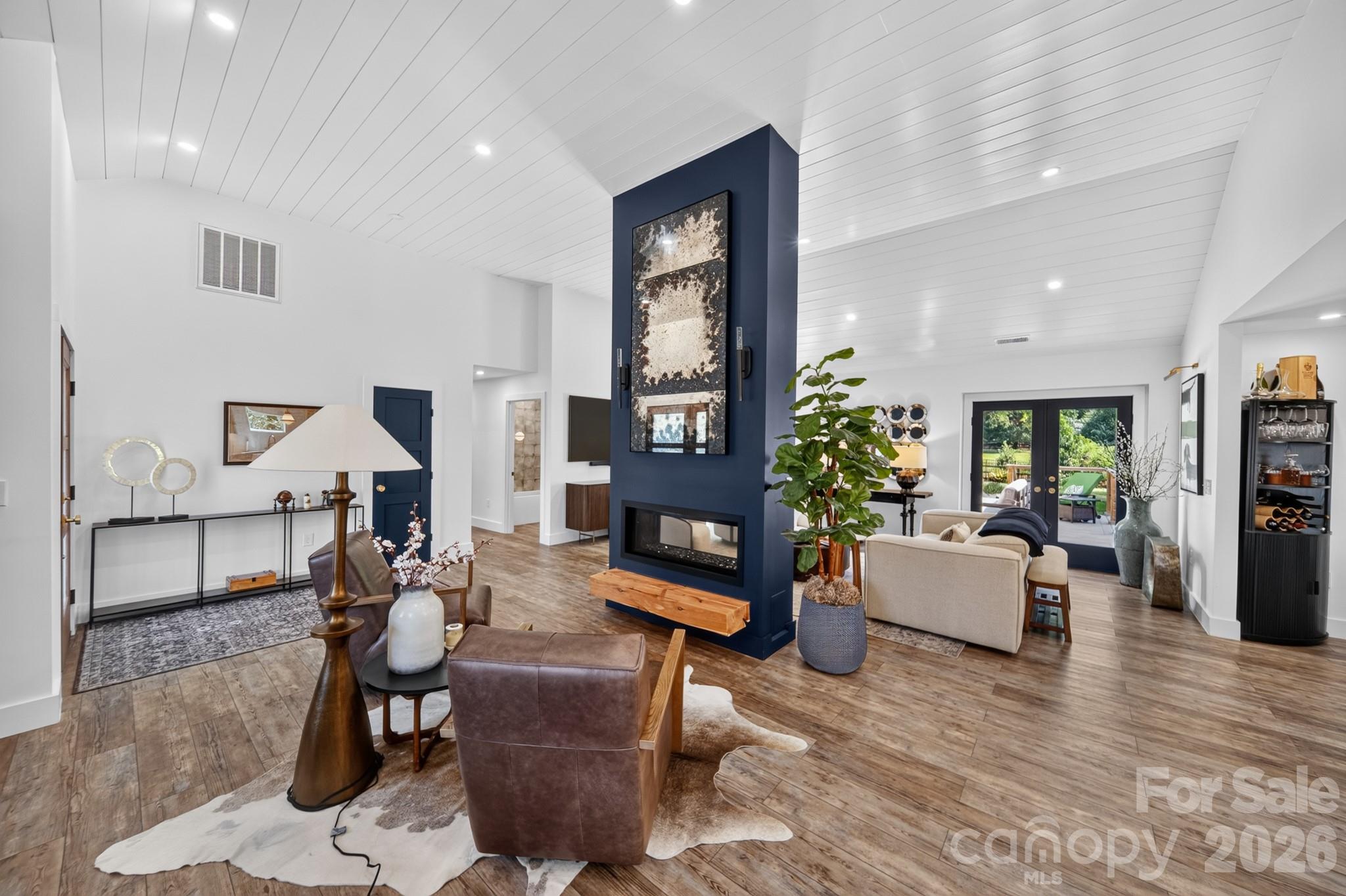 2021 Lynbridge Drive Property Photo 6