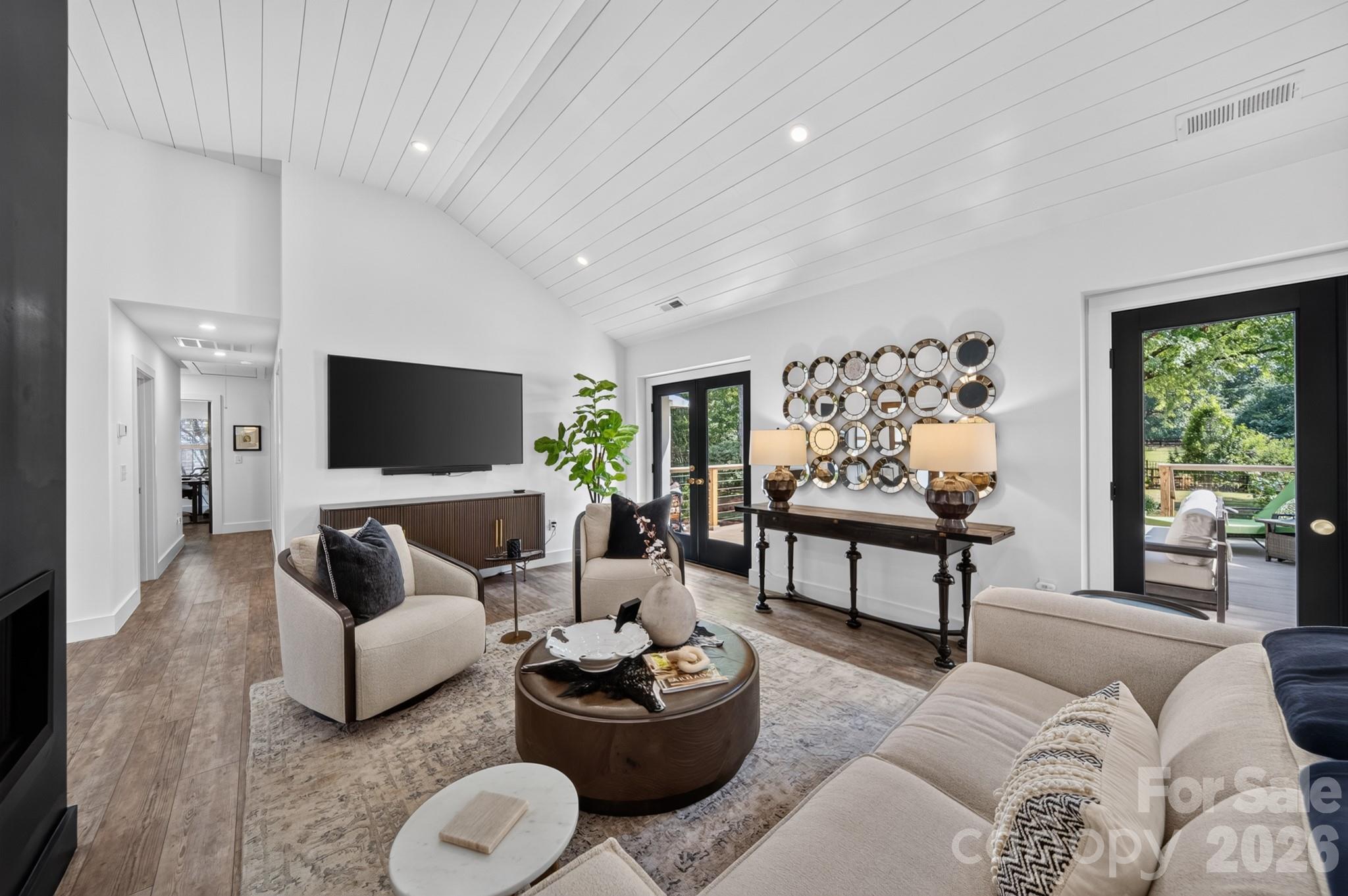 2021 Lynbridge Drive Property Photo 7