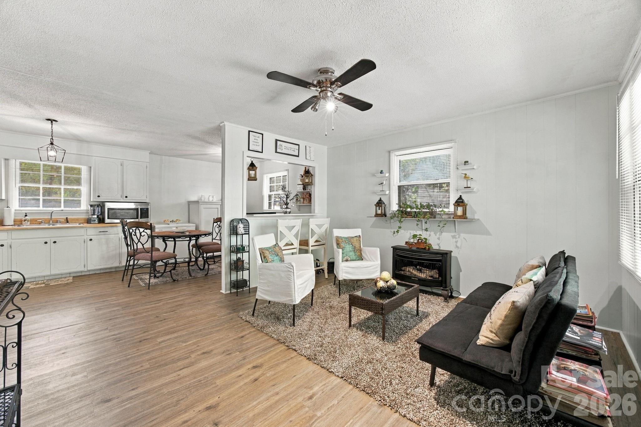 3702 Jonesville Lockhart Highway Property Photo 4
