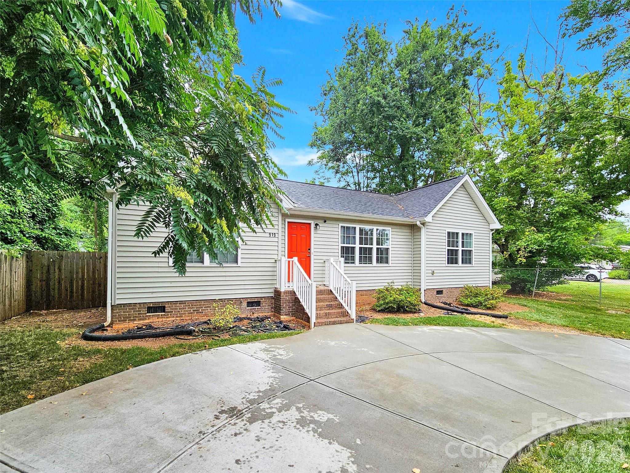 919 Edgemont Avenue Property Photo 3