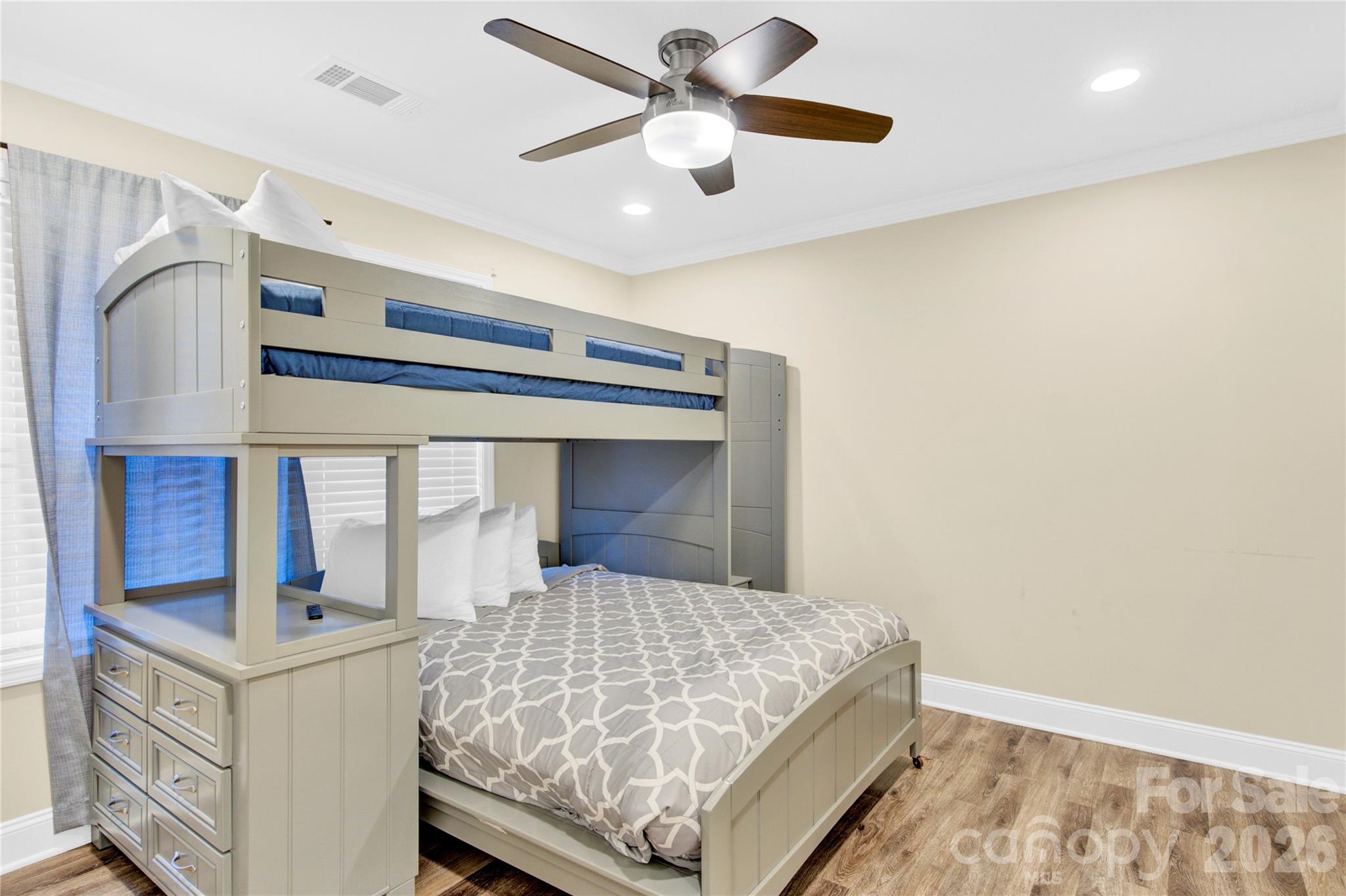919 Edgemont Avenue Property Photo 15
