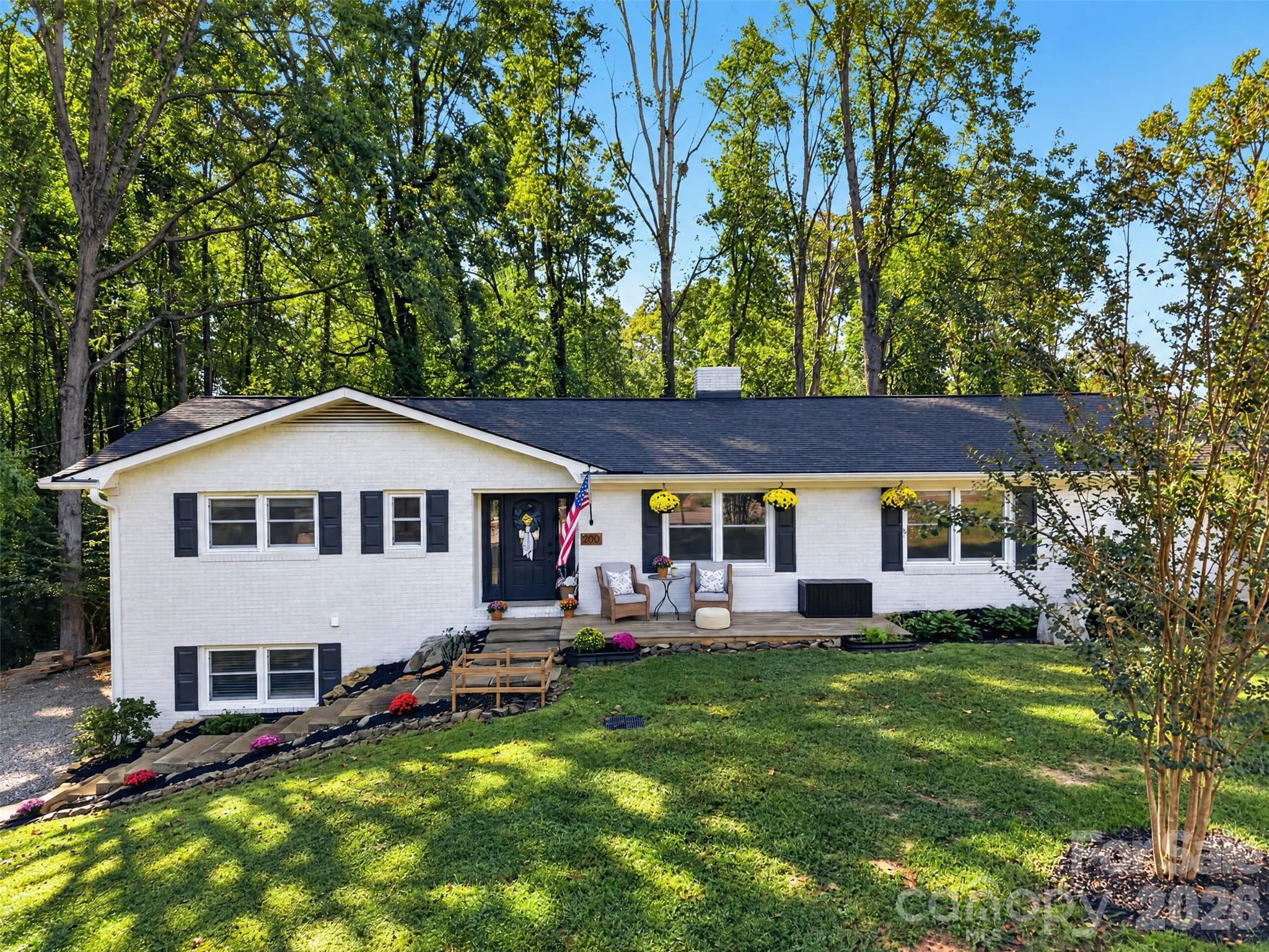 200 Whispering Hills Drive Property Photo 1