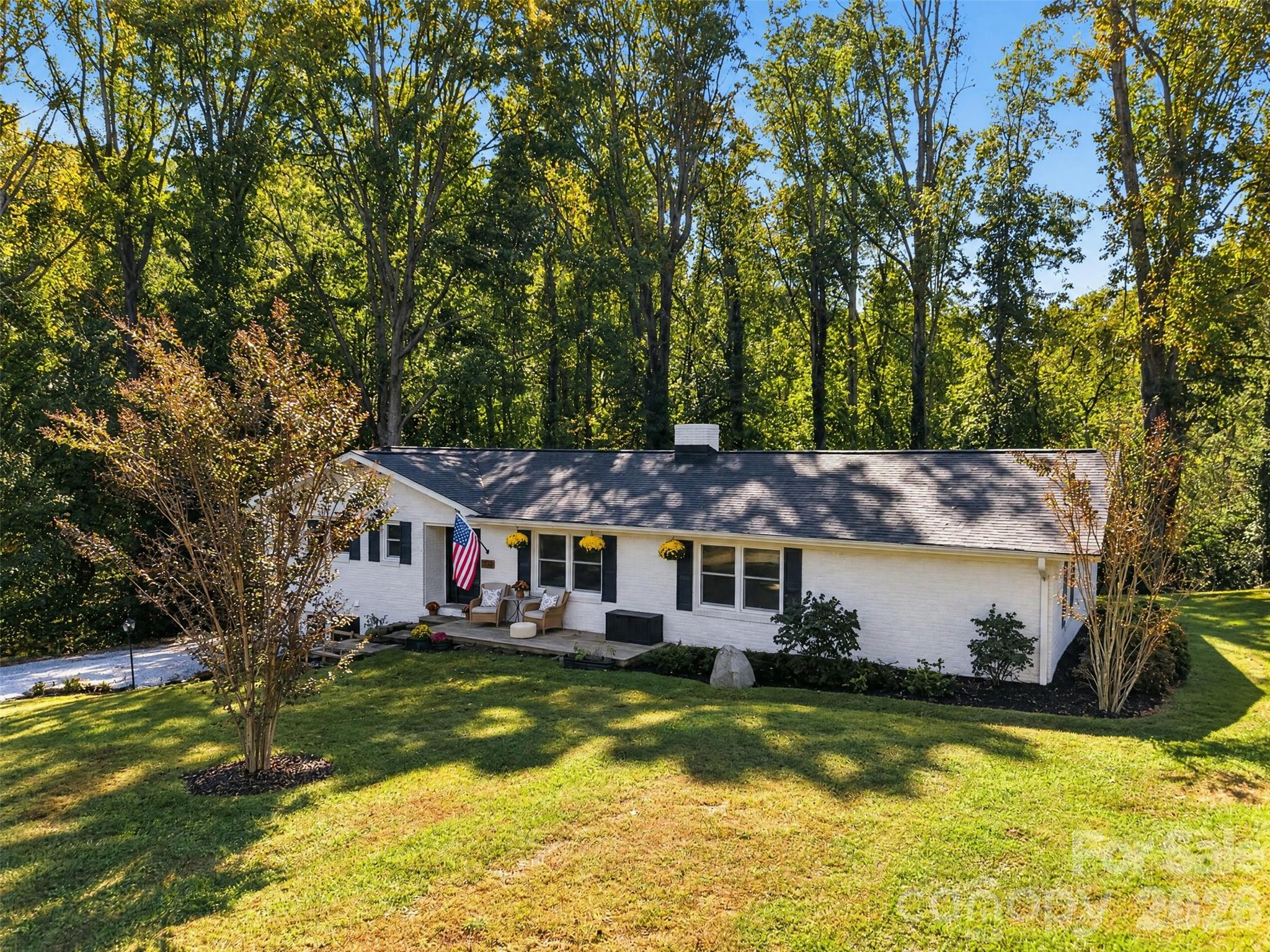200 Whispering Hills Drive Property Photo 6