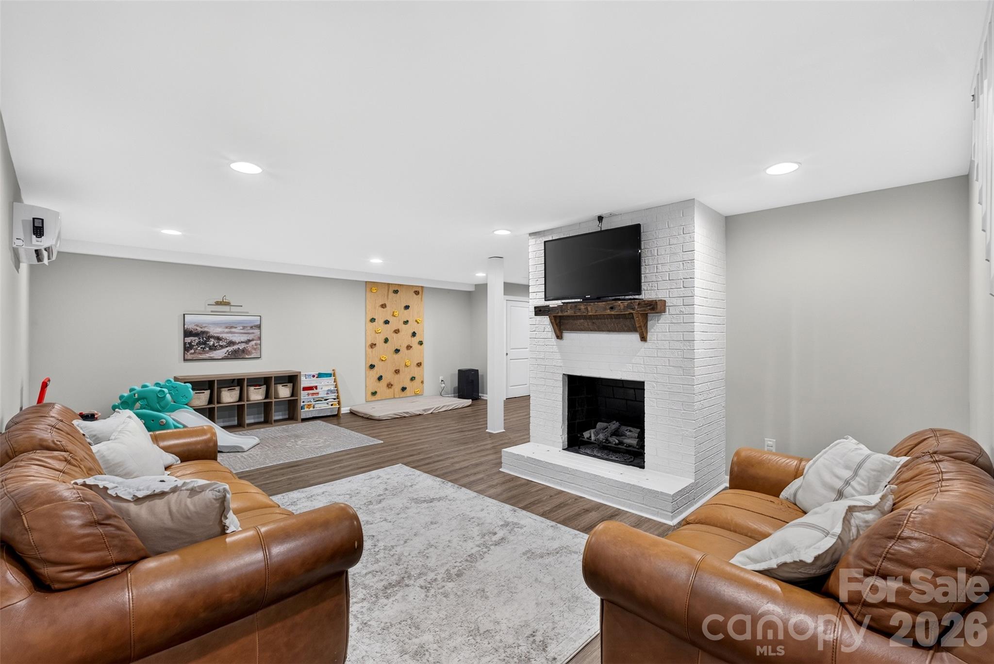 200 Whispering Hills Drive Property Photo 34