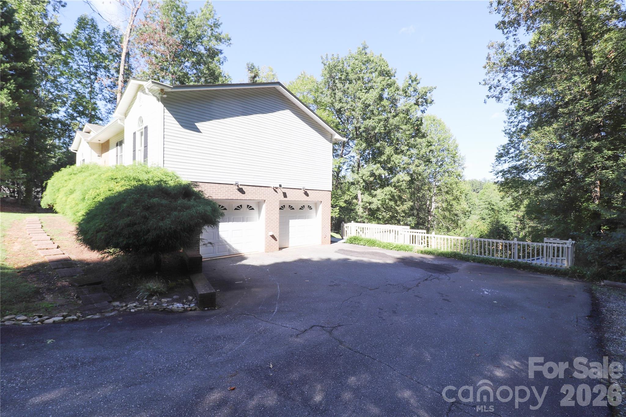 1896 Timber Trace Property Photo 5