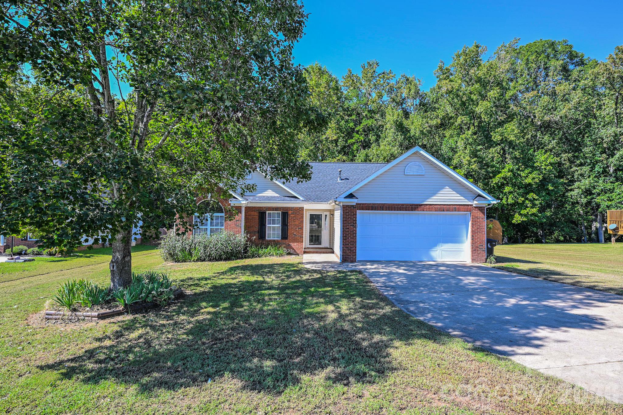 2425 River Chase Drive Property Photo 2