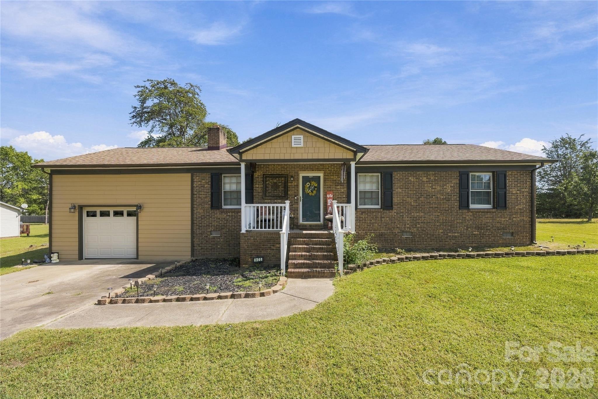305 W Timberland Drive Property Photo 1