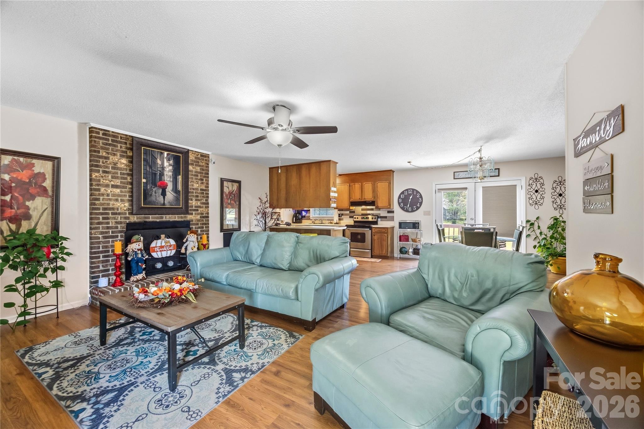 305 W Timberland Drive Property Photo 2