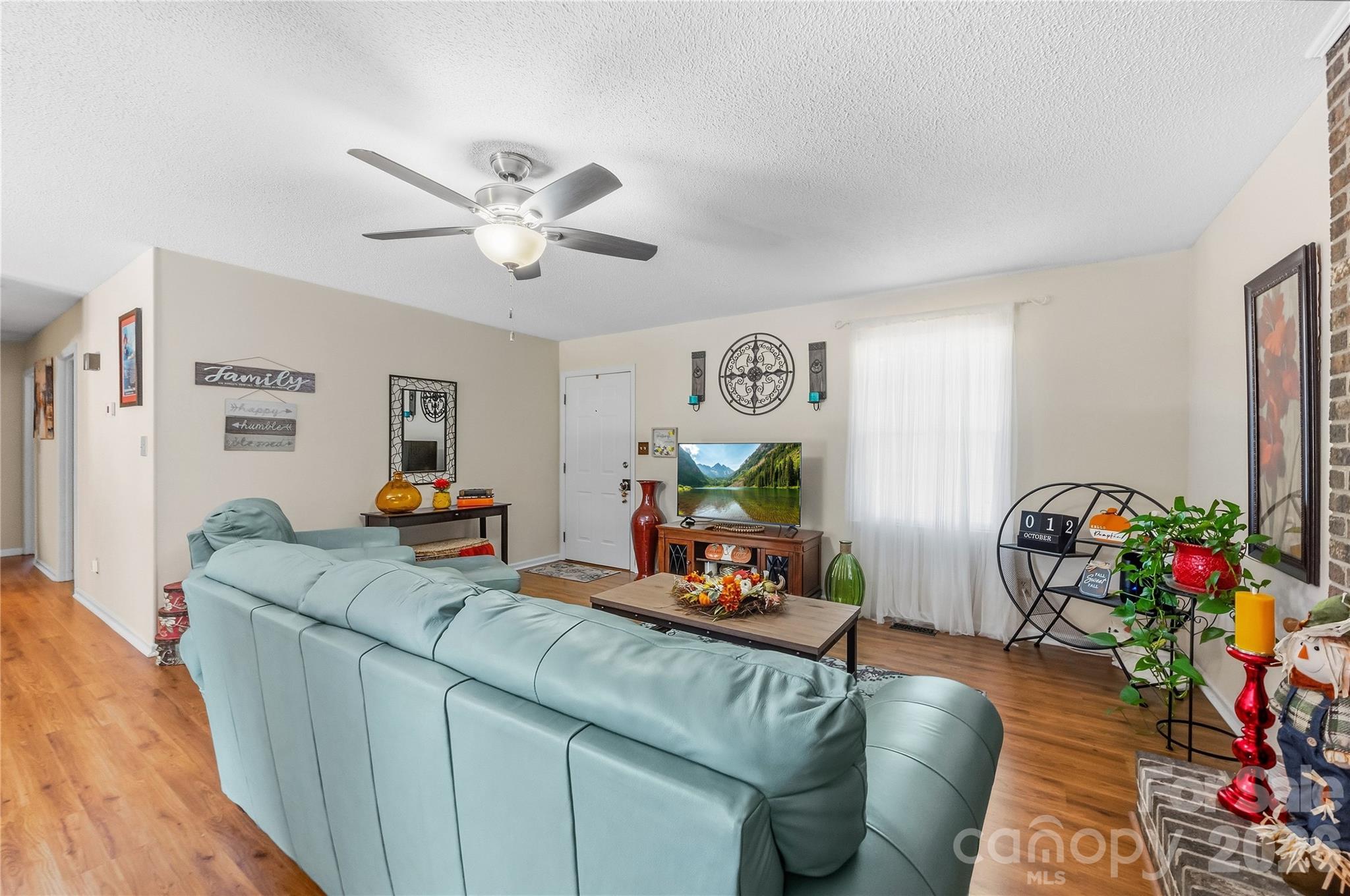 305 W Timberland Drive Property Photo 4