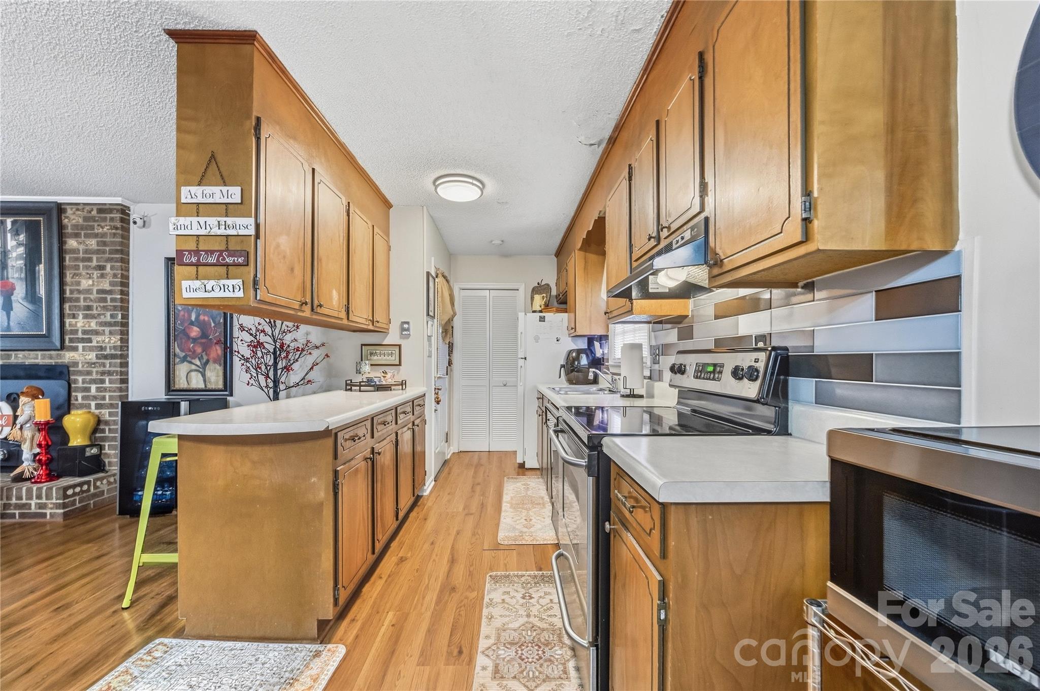 305 W Timberland Drive Property Photo 6