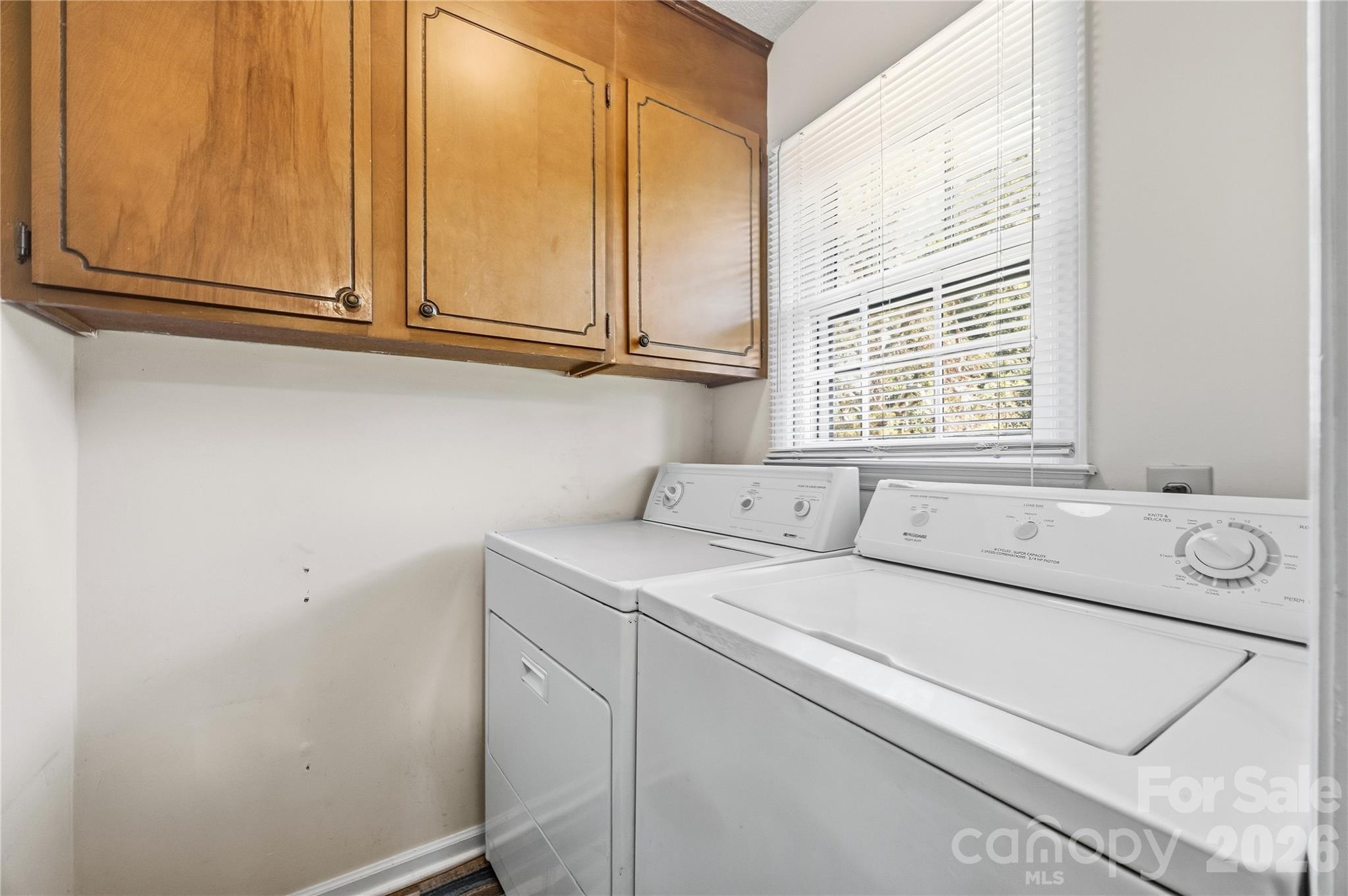 305 W Timberland Drive Property Photo 8
