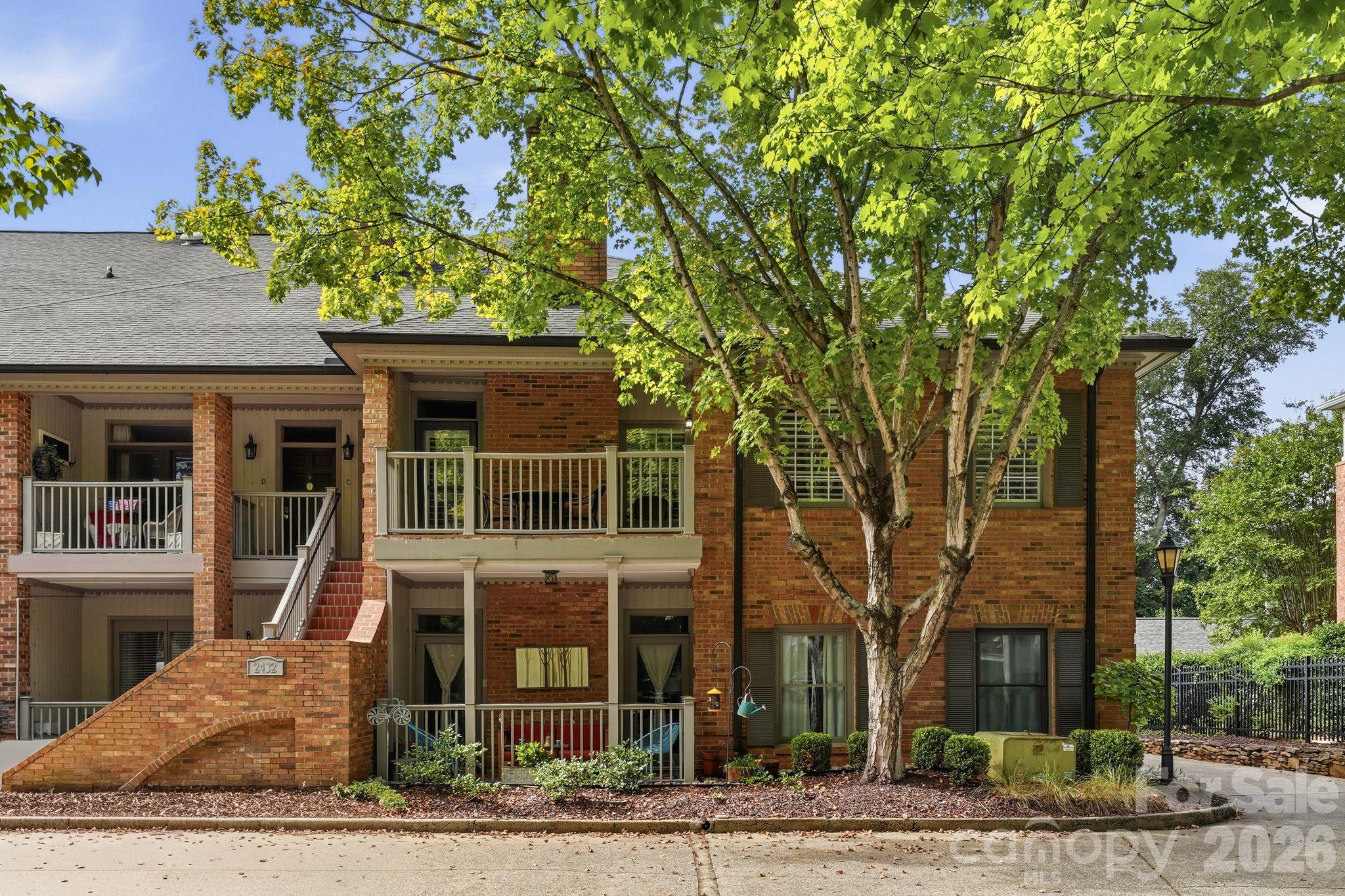 2432 Selwyn Avenue Property Photo 1