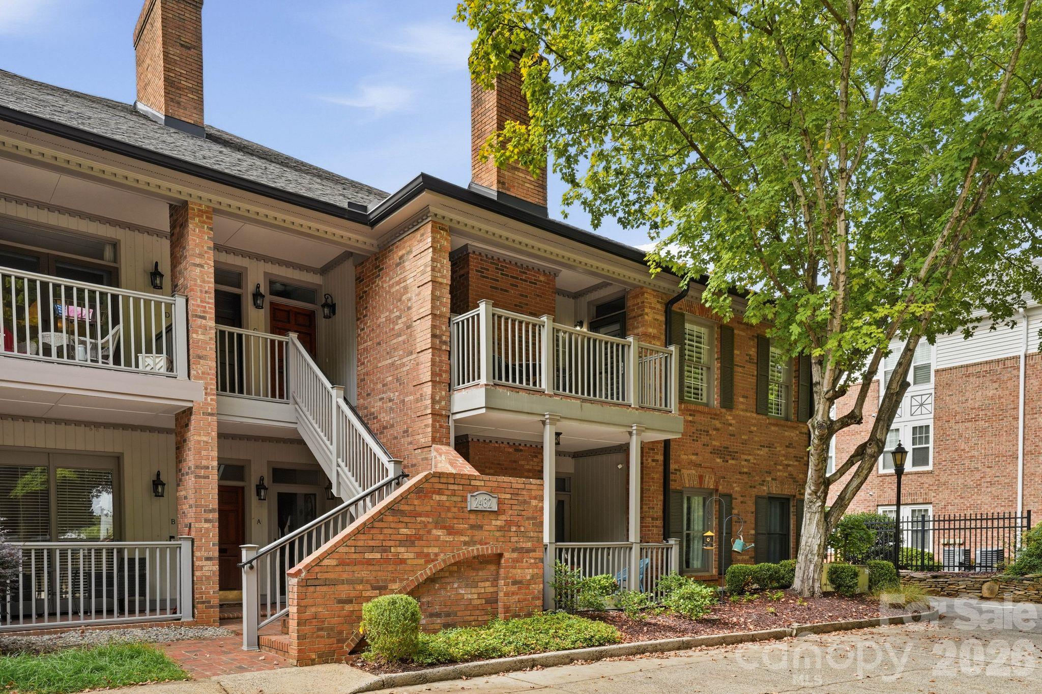 2432 Selwyn Avenue Property Photo 2