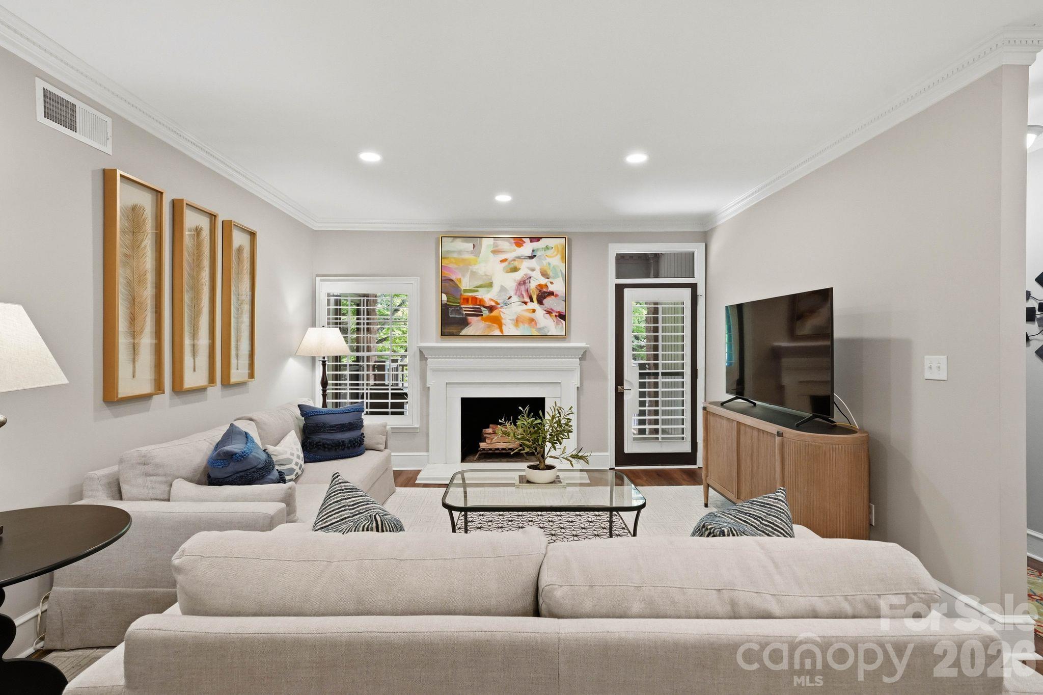 2432 Selwyn Avenue Property Photo 6