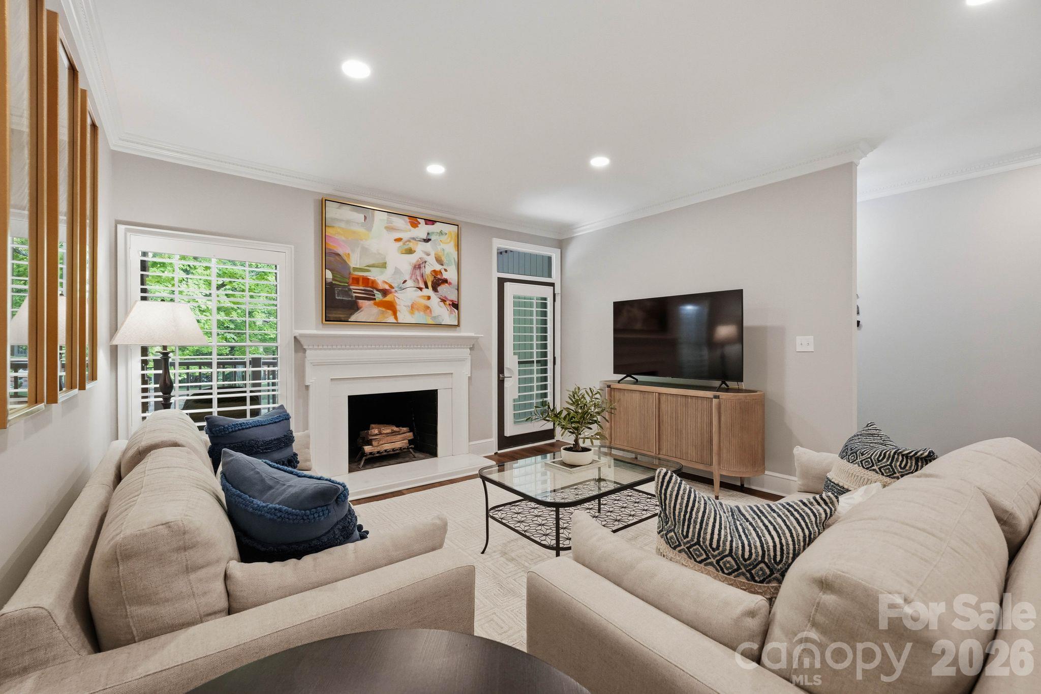 2432 Selwyn Avenue Property Photo 7