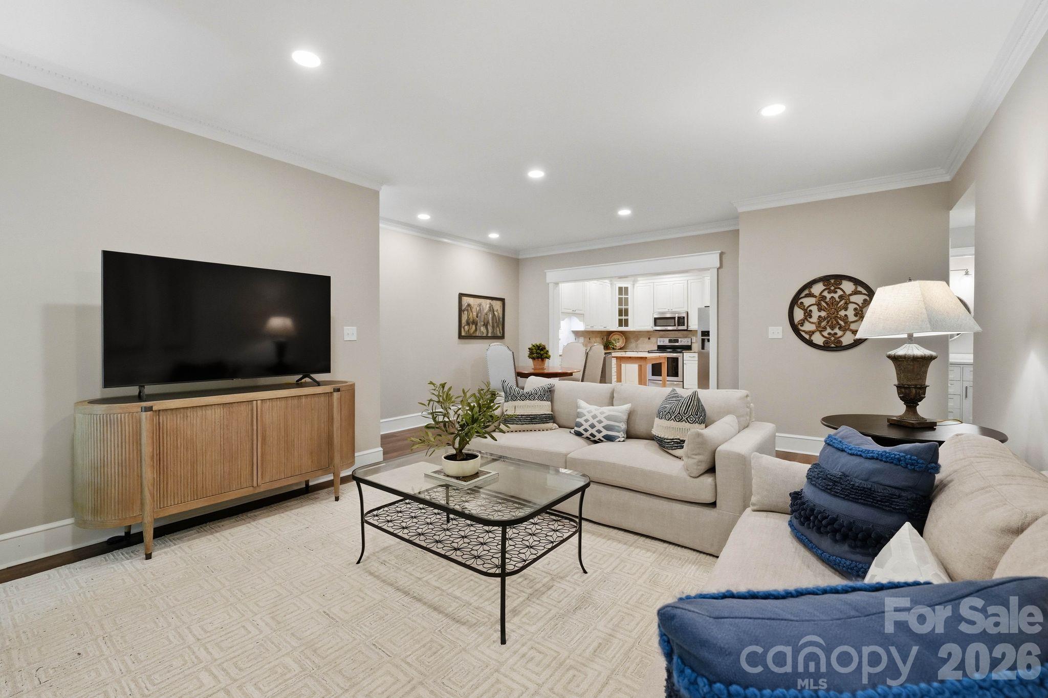 2432 Selwyn Avenue Property Photo 8