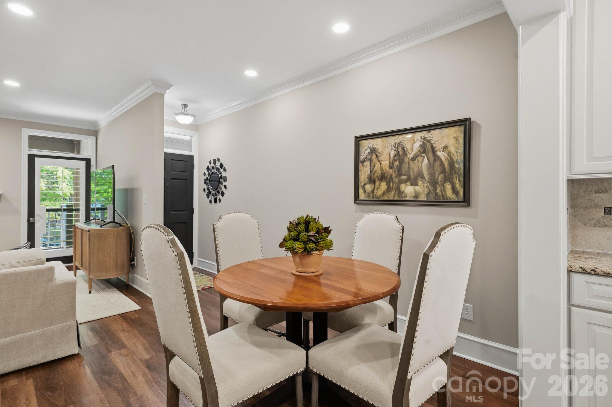 2432 Selwyn Avenue Property Photo 10