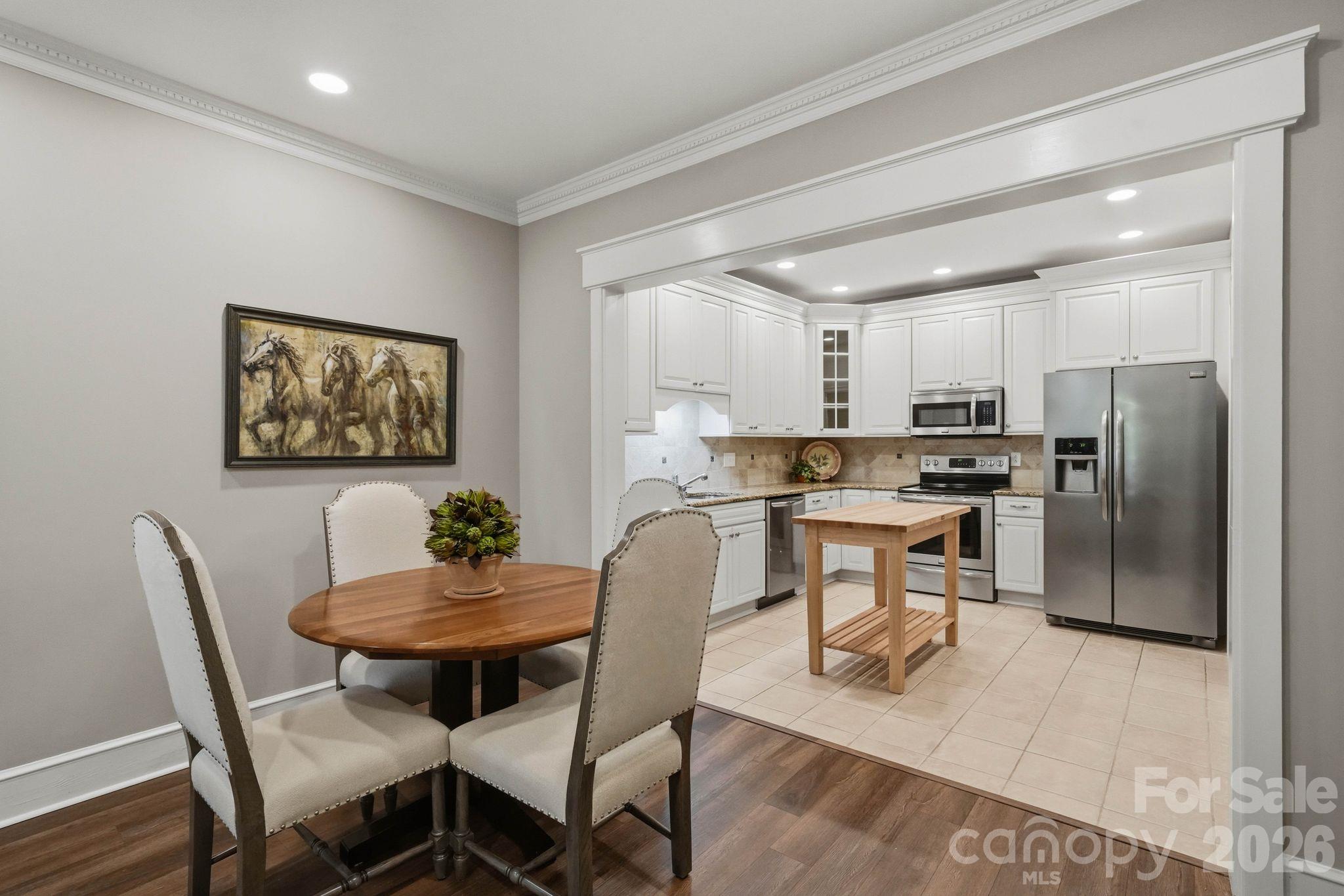 2432 Selwyn Avenue Property Photo 11