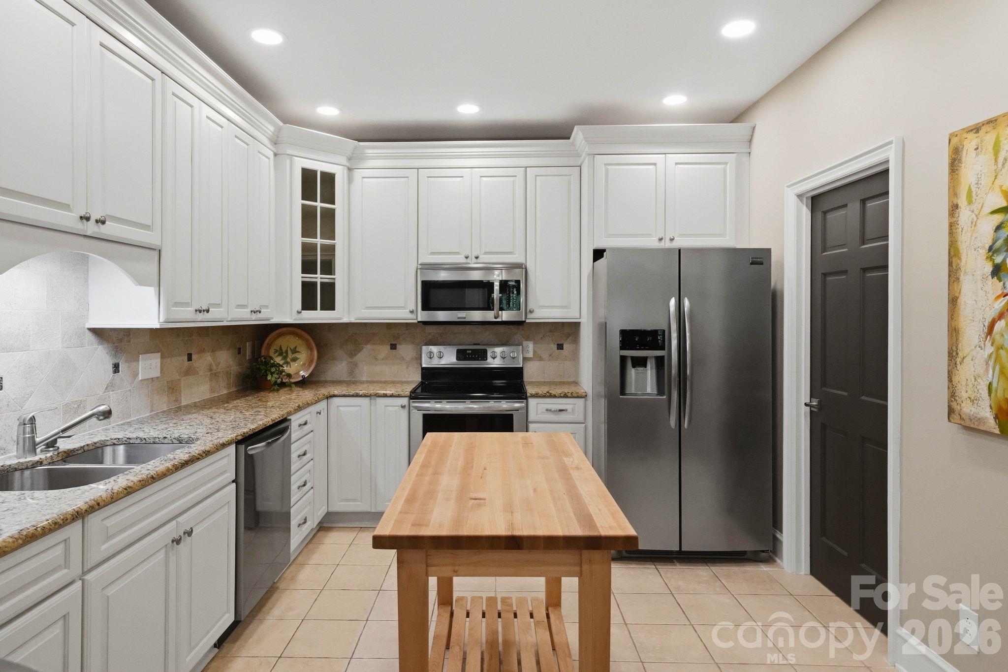 2432 Selwyn Avenue Property Photo 12